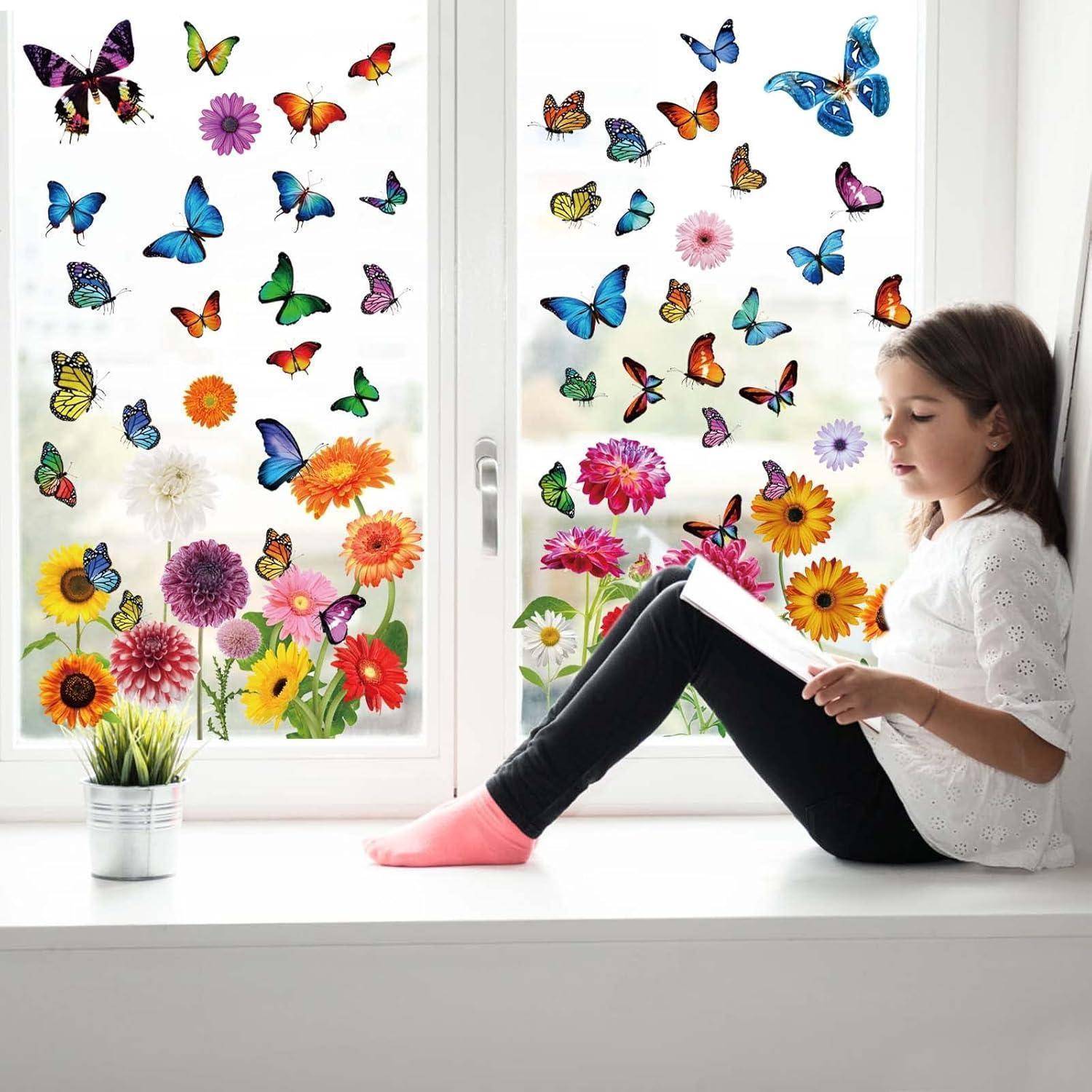 Ein Kind sitzt auf der Fensterbank und liest ein Buch, umgeben von bunten Fensterstickern mit Schmetterlingen und Blumen, wodurch eine lebendige Szene entsteht.