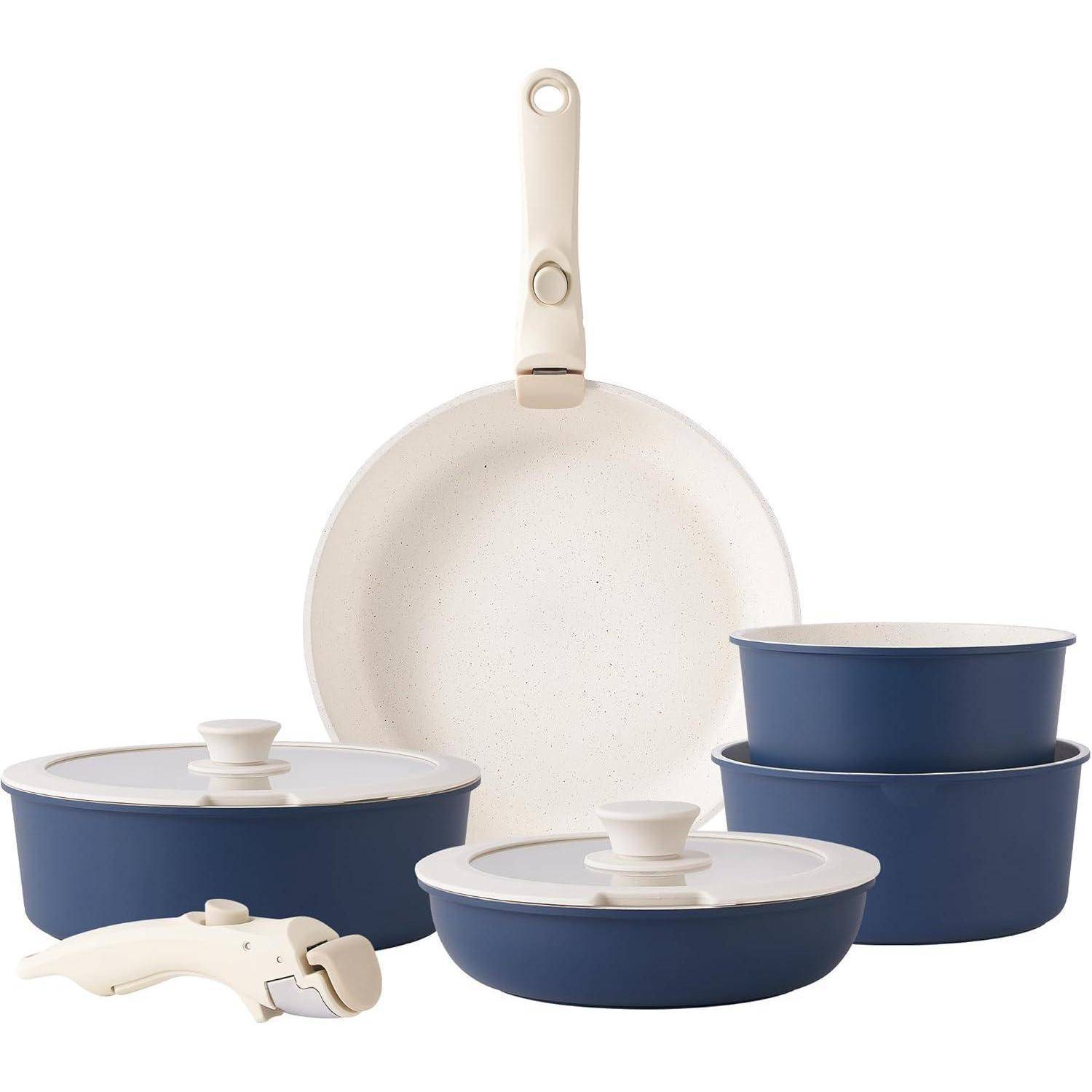 Ein Set blaues Kochgeschirr umfasst eine Pfanne, zwei Töpfe mit Deckeln, zwei Schüsseln und einen abnehmbaren Griff, alle mit weißen Innenflächen.