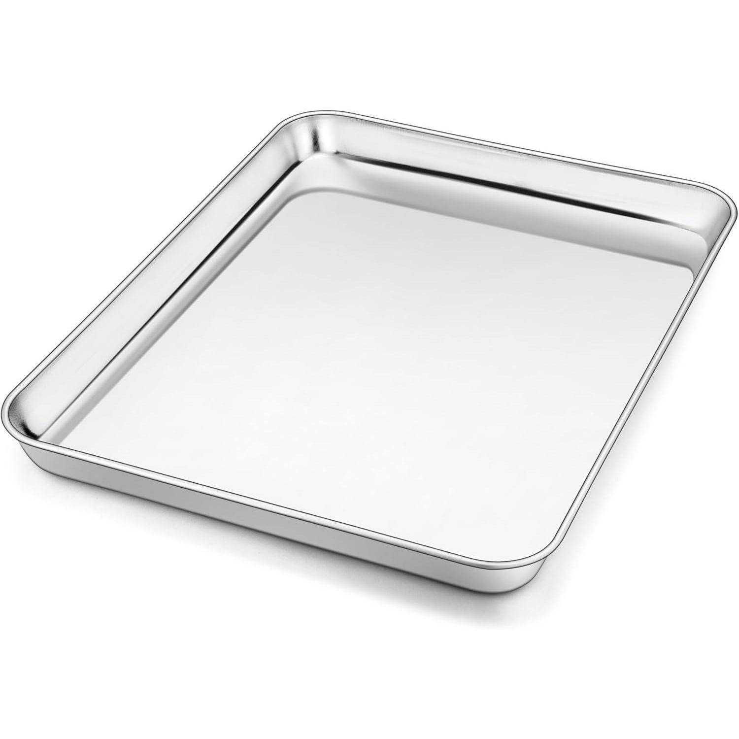 Ein glänzendes, rechteckiges Metalbackblech mit erhöhten Rändern, aus einem Winkel gezeigt.