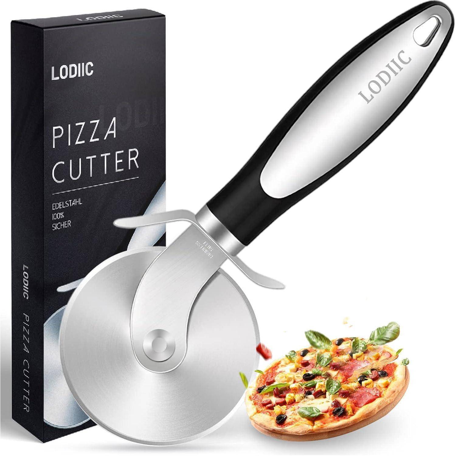 Ein schlanker Pizzaschneider mit einem schwarz-silbernen Griff wird neben seiner Verpackung präsentiert, auf der 