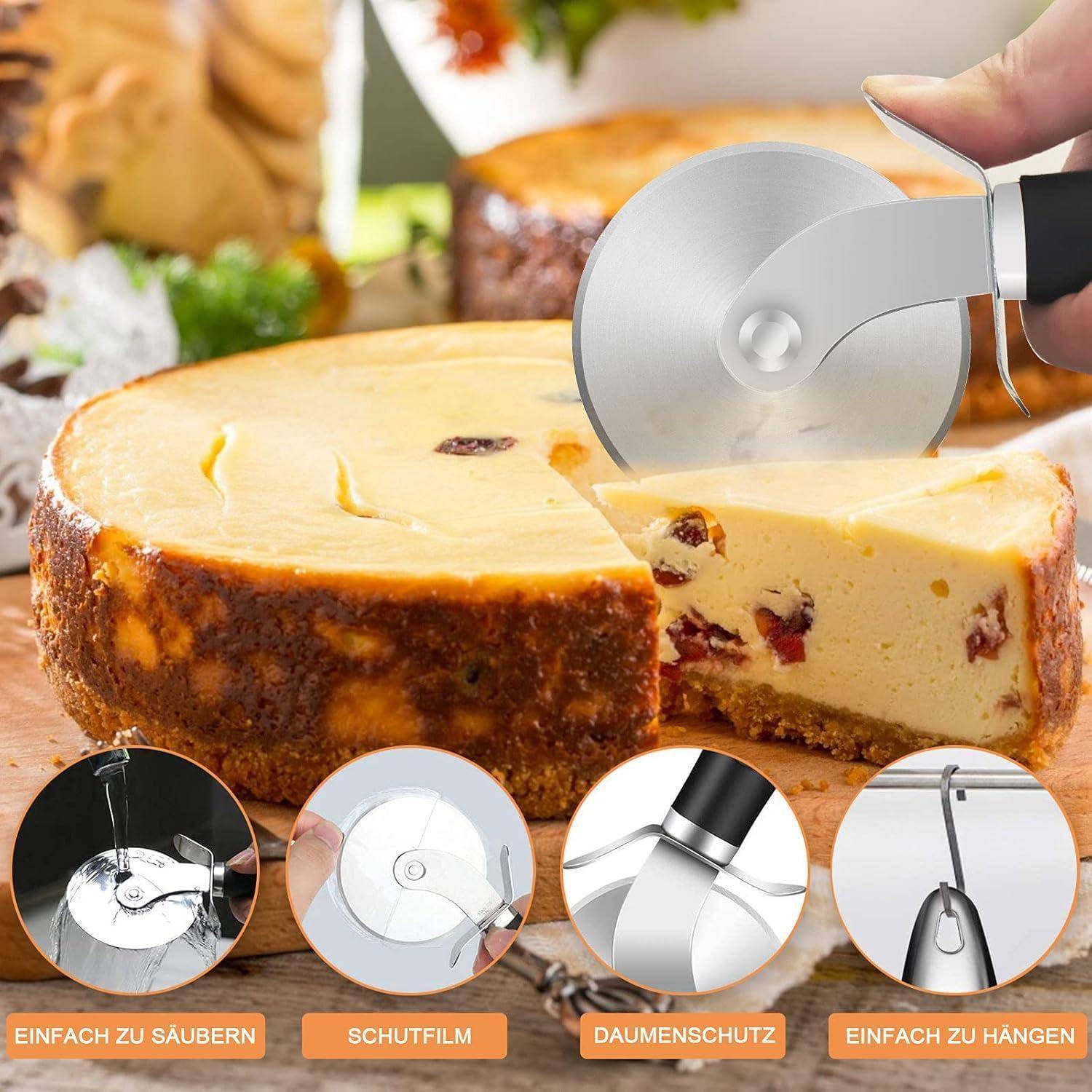 Eine Pizzaschneidemaschine, die durch einen Käsekuchen mit Fruchtstückchen schneidet. Einblendungen zeigen Messermerkmale: Daumenabdeckung, leicht zu reinigen und aufhängbar.