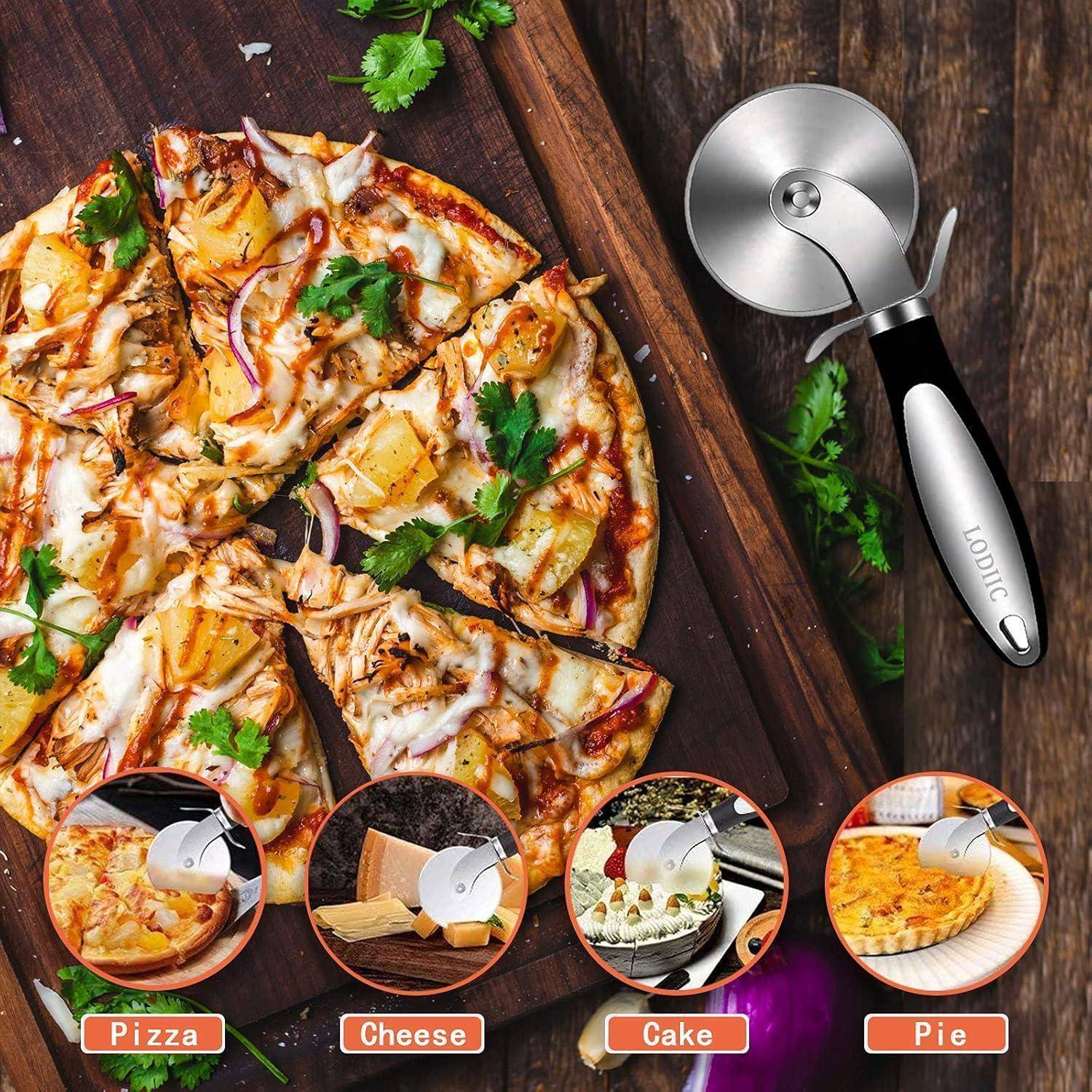 Eine frisch gebackene Pizza, belegt mit Käse, Ananas, Hähnchen, roten Zwiebeln und Koriander auf einem Holzbrett, daneben liegt ein Pizzaschneider.