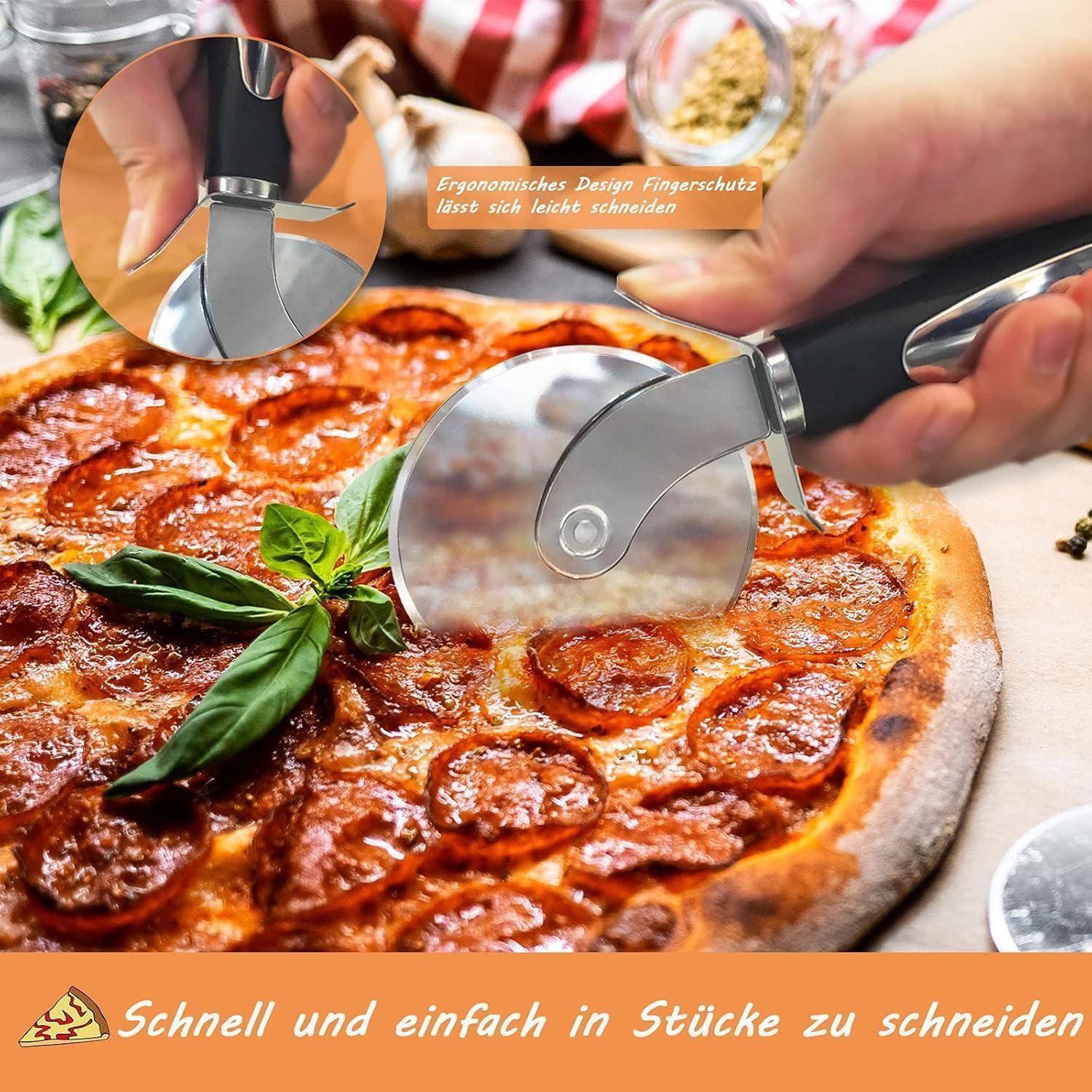 Ein Pizzaschneider, der durch eine Peperoni-Pizza mit Basilikumblättern schneidet und dabei das ergonomische Design und die Leichtigkeit des Schneidens hervorhebt. Text darunter liest sich 