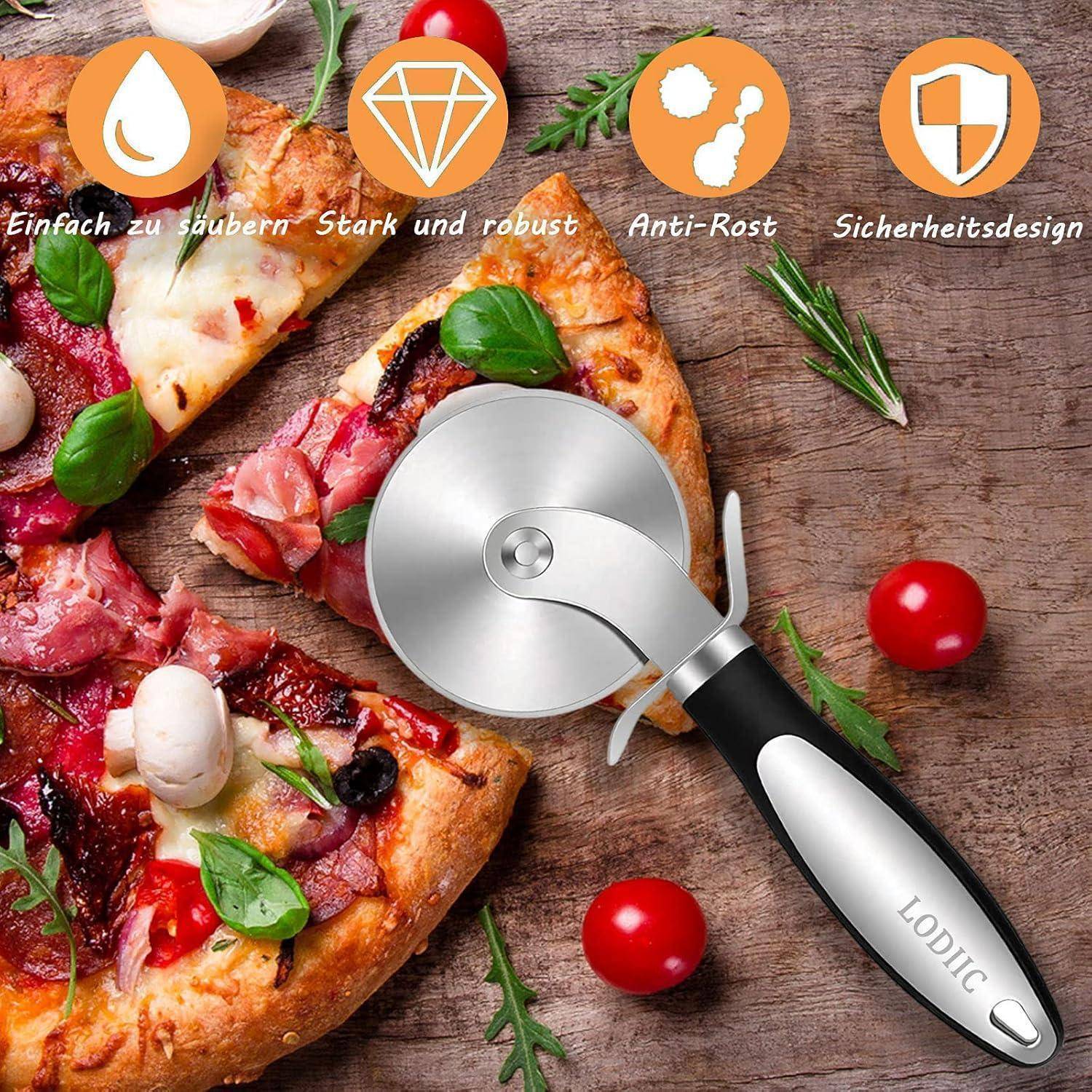 Ein Pizzaschneider auf einer in Scheiben geschnittenen Pizza mit Pilzen und Basilikum. Symbole oben zeigen Merkmale wie ‚leicht zu reinigen', ‚langlebig' und ‚rostfrei'.