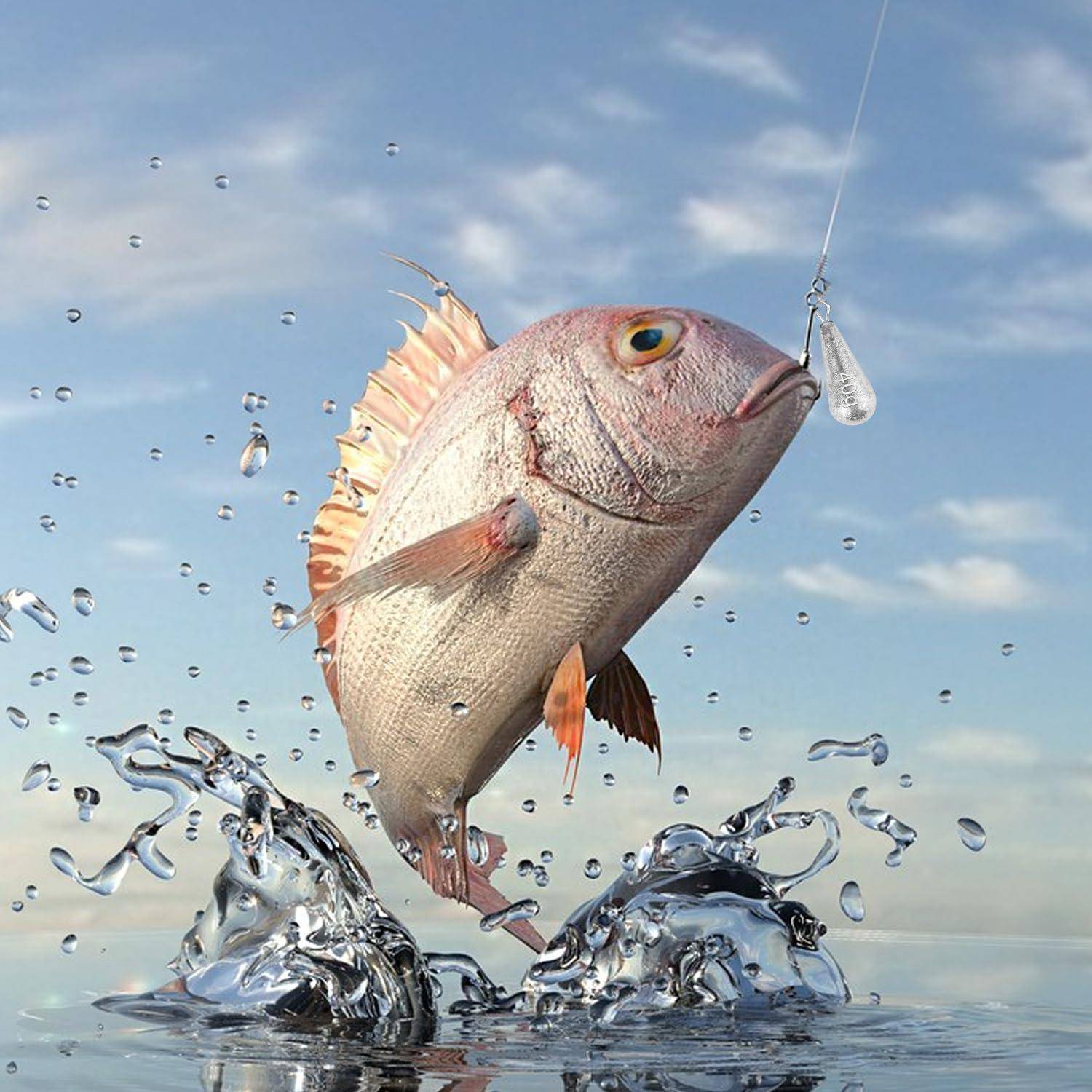 Ein Fisch springt aus dem Wasser auf einen Angelhaken mit Köder zu, umgeben von Spritzern, unter einem klaren blauen Himmel.