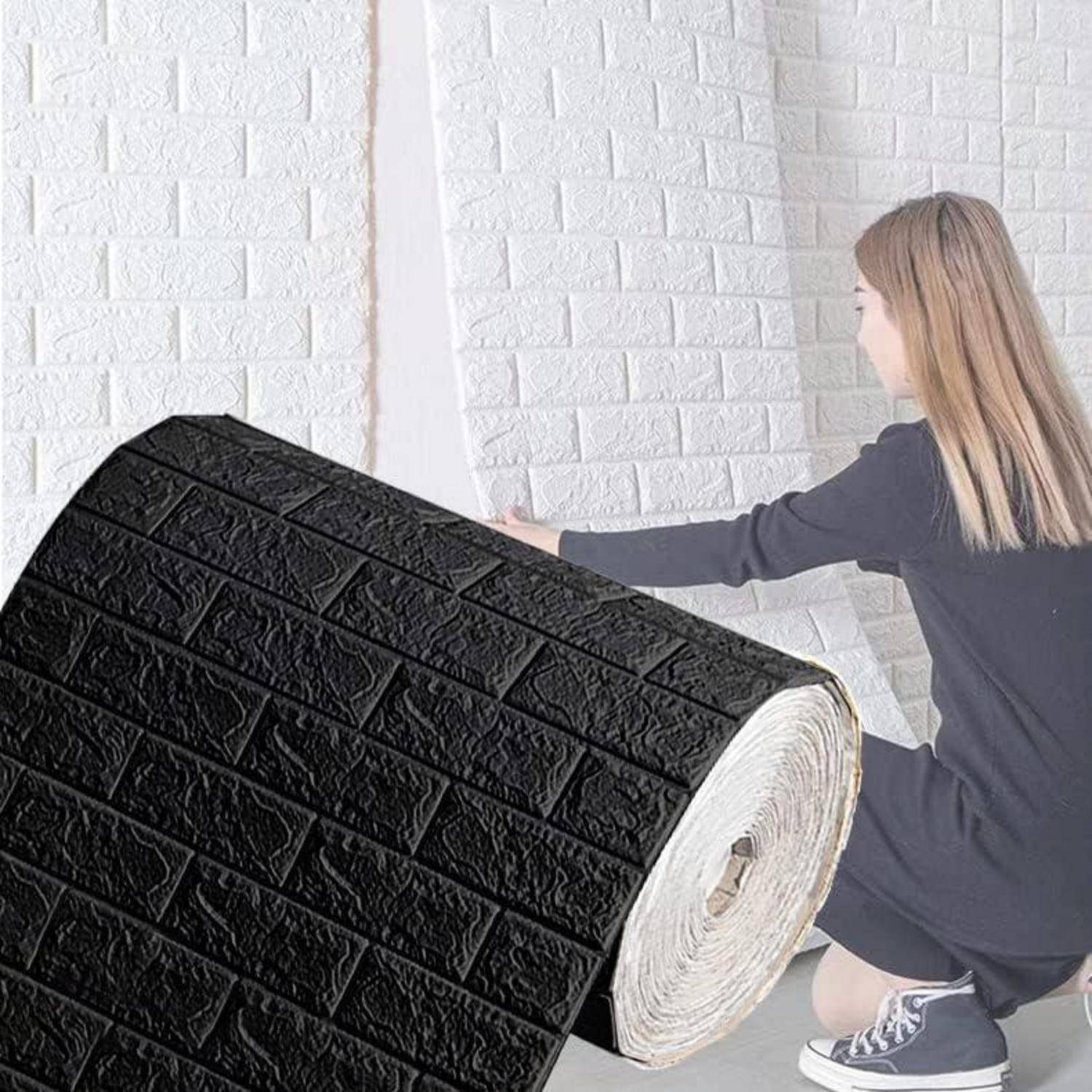 Eine Person untersucht weiße und schwarze Rollen von ziegelgemusterter Tapete.