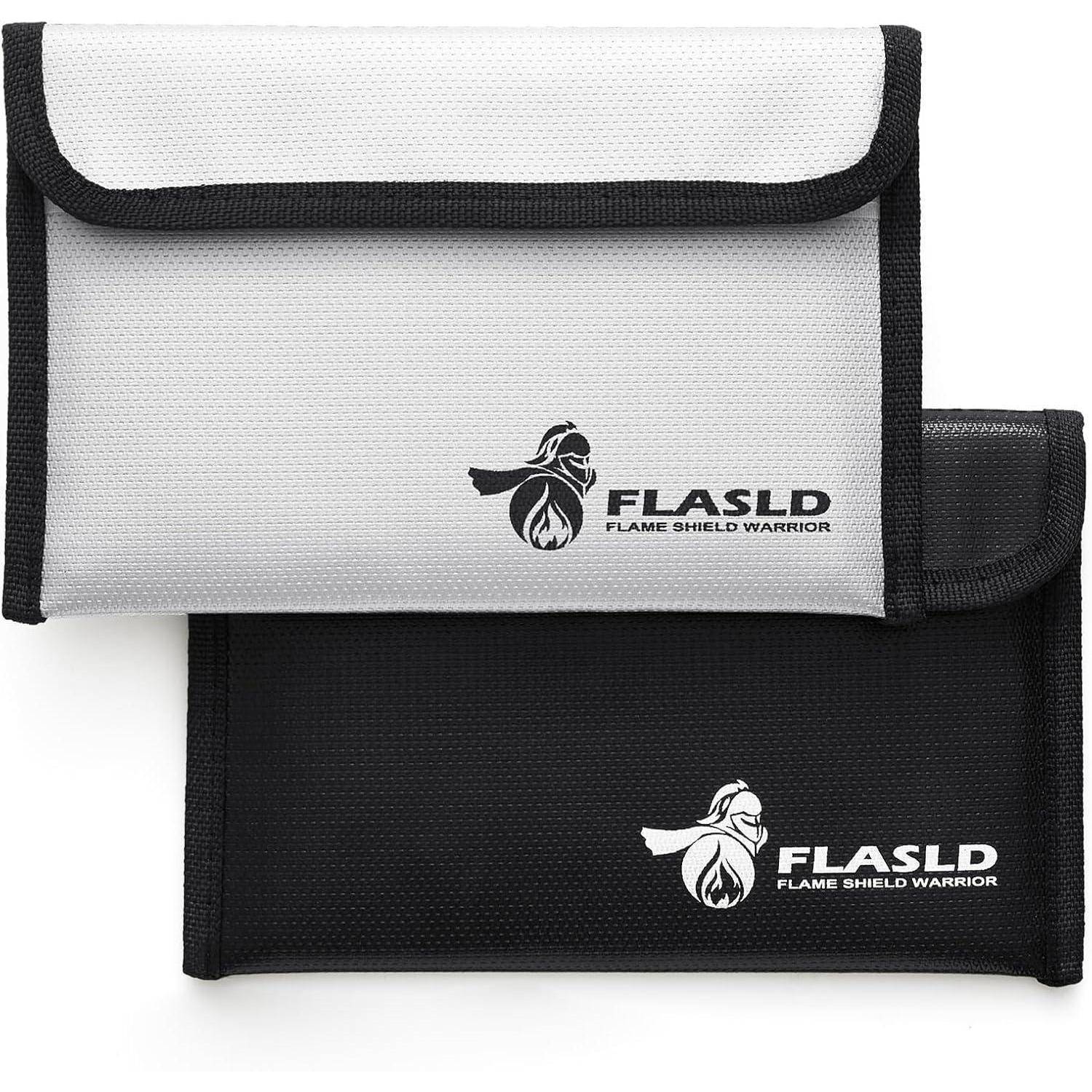Zwei Geldbörsen, eine weiß und eine schwarz, präsentieren das Logo des 'FLASLD Flame Shield Warrior' mit einem Flammen-Schild-Symbol auf der Vorderseite.