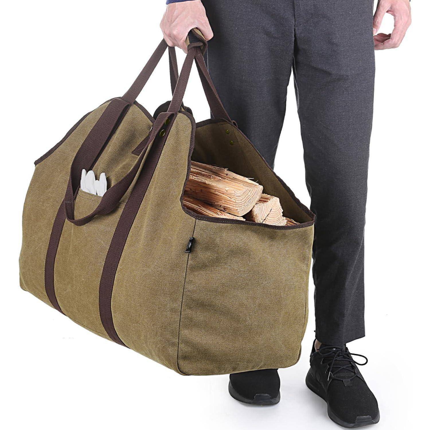 Eine Person trägt eine große, olivgrüne Leinentasche, gefüllt mit Holztellern. Die Person trägt schwarze Hose und schwarze Schuhe.