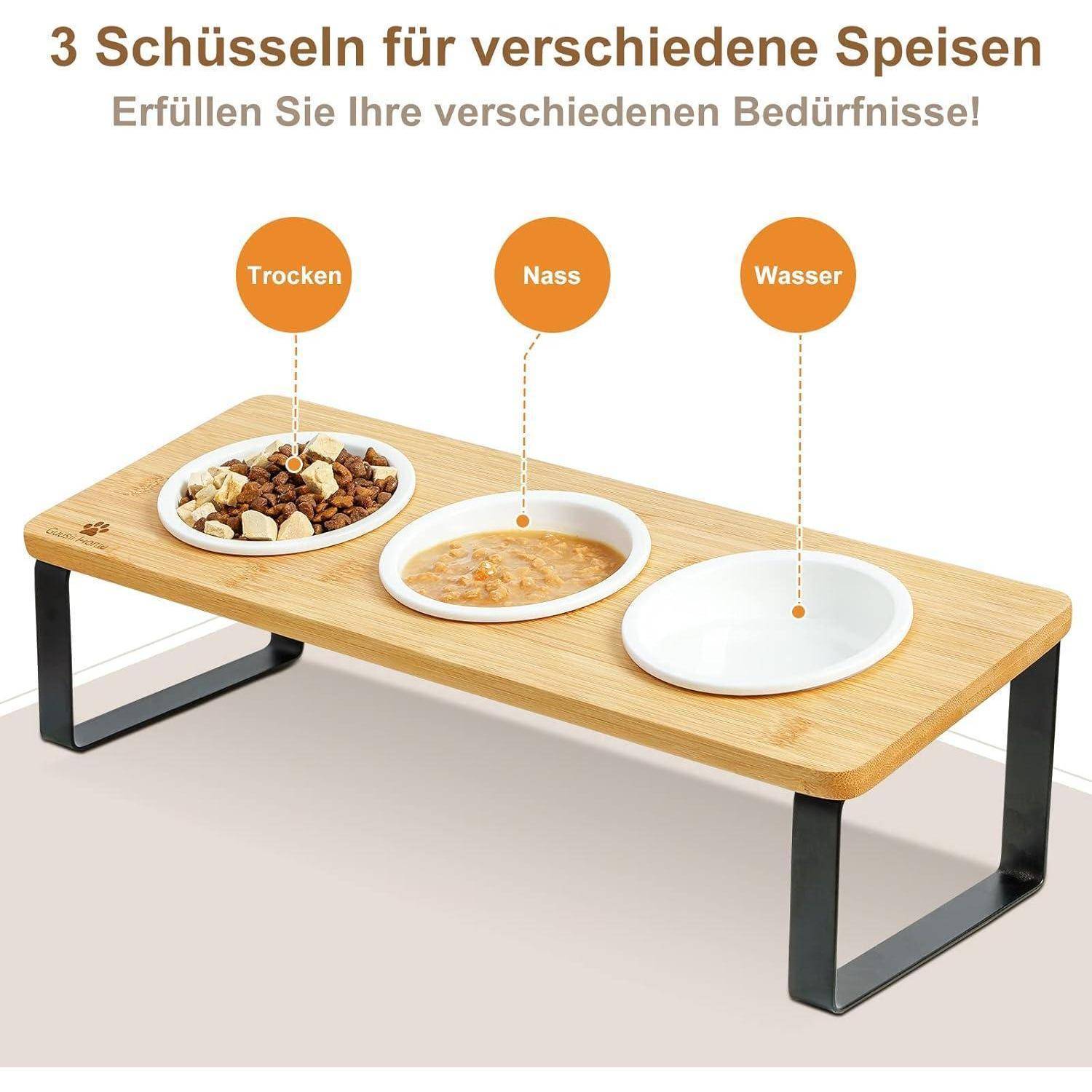 Eine Holz-Futterstation für Haustiere mit drei beschrifteten Schüsseln: 'Trocken' für Trockenfutter, 'Nass' für Nassfutter und 'Wasser' für Wasser.