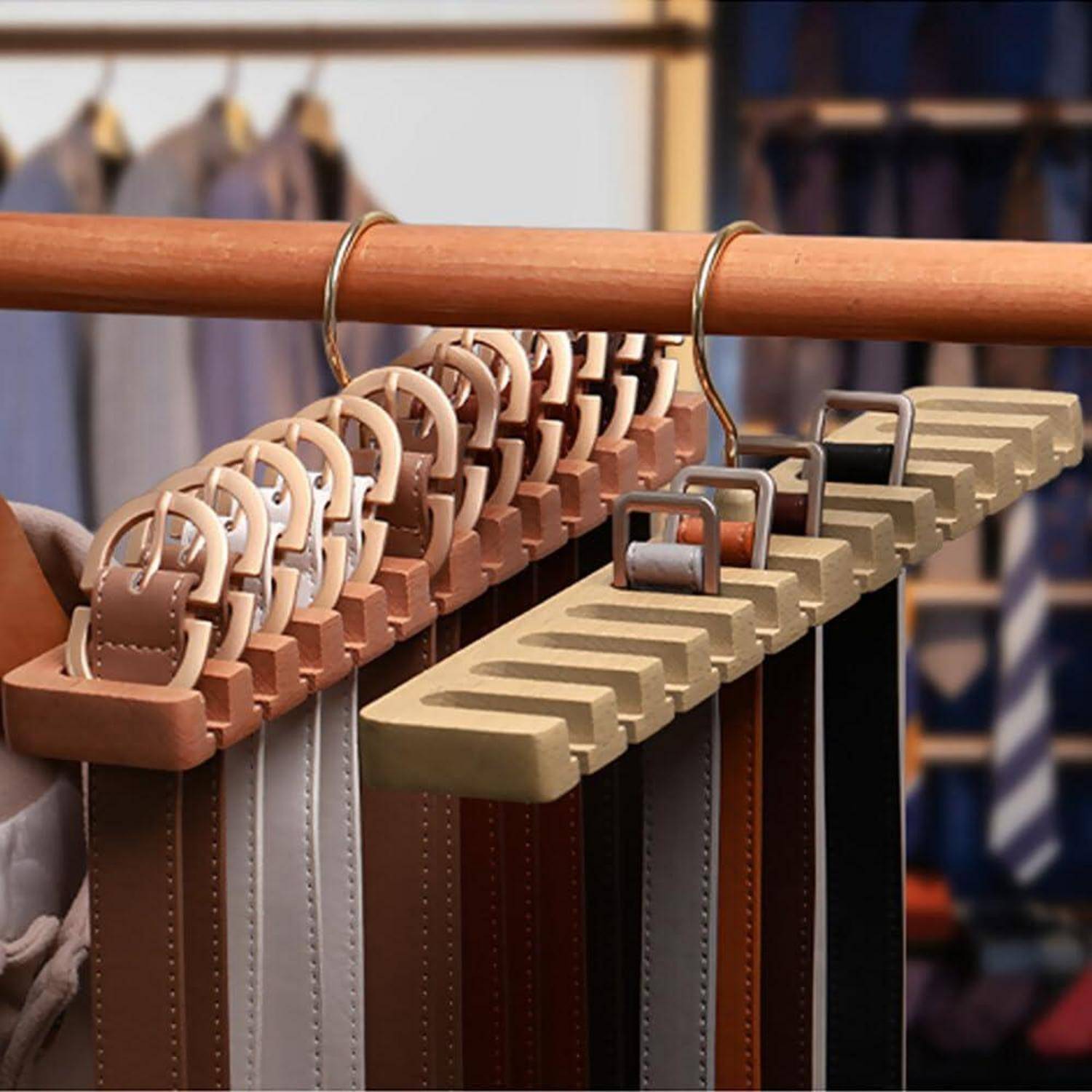 Gürtel in verschiedenen Farben und Stilen sind ordentlich an einem Ständer aufgehängt und präsentieren einen organisierten Ausstellungsbereich für Modezubehör in einem Geschäft.