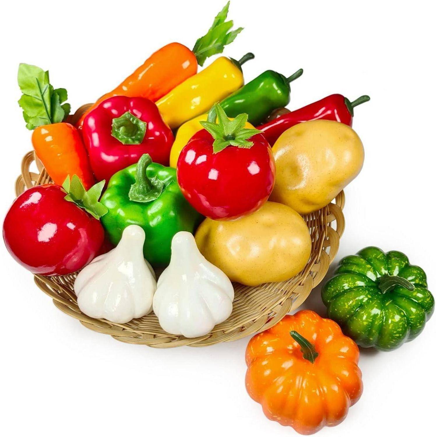 Ein Korb gefüllt mit lebhaften künstlichen Gemüse- und Obstsorten, darunter Paprika, Äpfel, Birnen, Knoblauch und Kürbisse, ordentlich arrangiert.