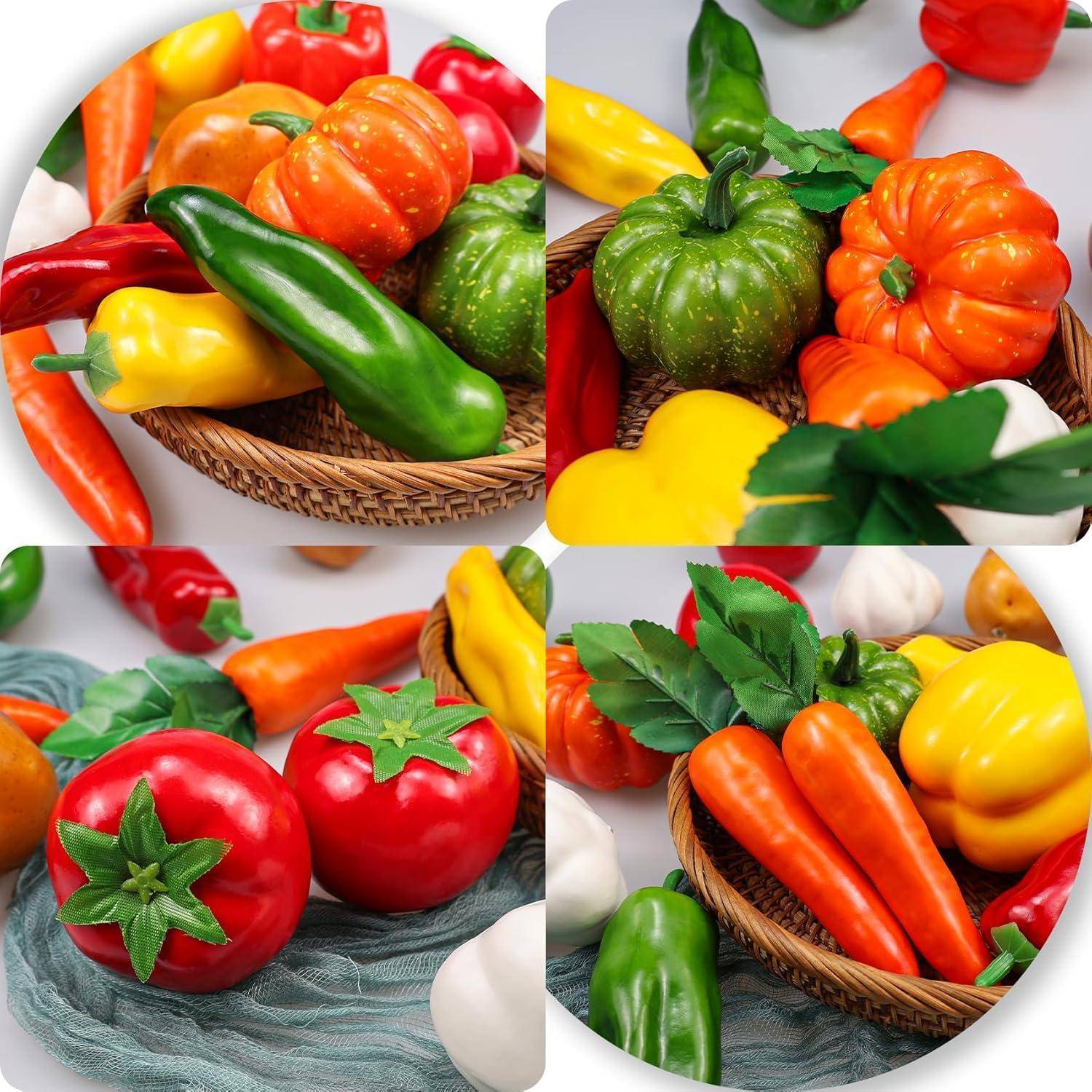 Eine Auswahl bunter, realistischer Keramikgemüse in einem geflochtenen Korb, darunter Tomaten, Paprika und Kürbisse auf einer weißen Oberfläche.
