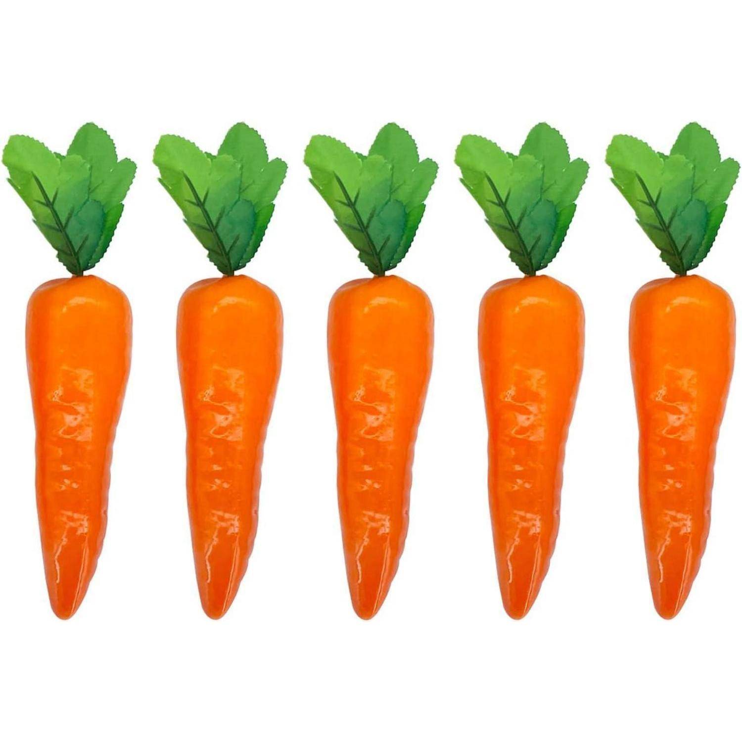 Vier realistisch aussehende orangefarbene Karotten mit grünen Blättern, in einer Reihe angeordnet.