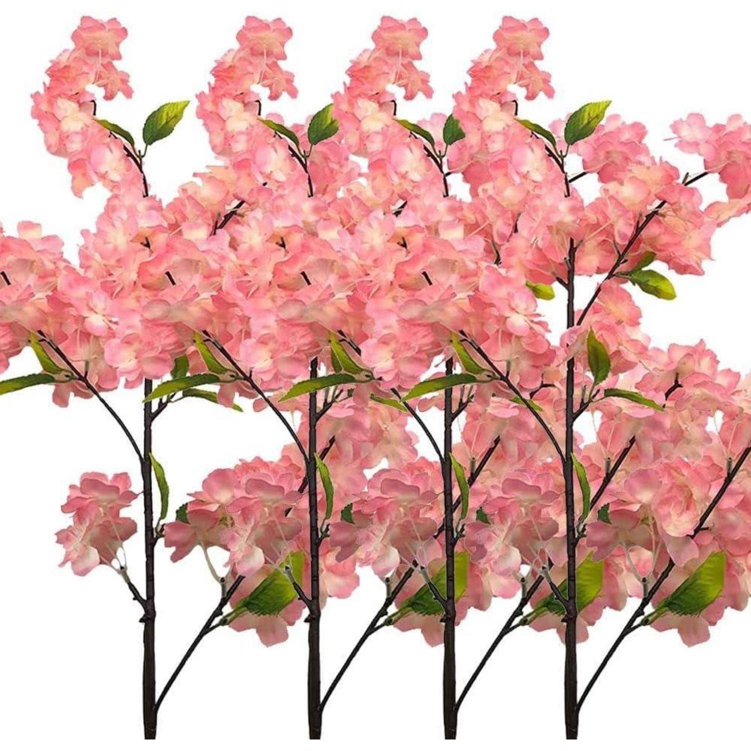 Rosa Kirschblütenzweige mit grünen Blättern vor einem weißen Hintergrund, die die zarten Blüten und das Frühlingmotiv zur Geltung bringen.