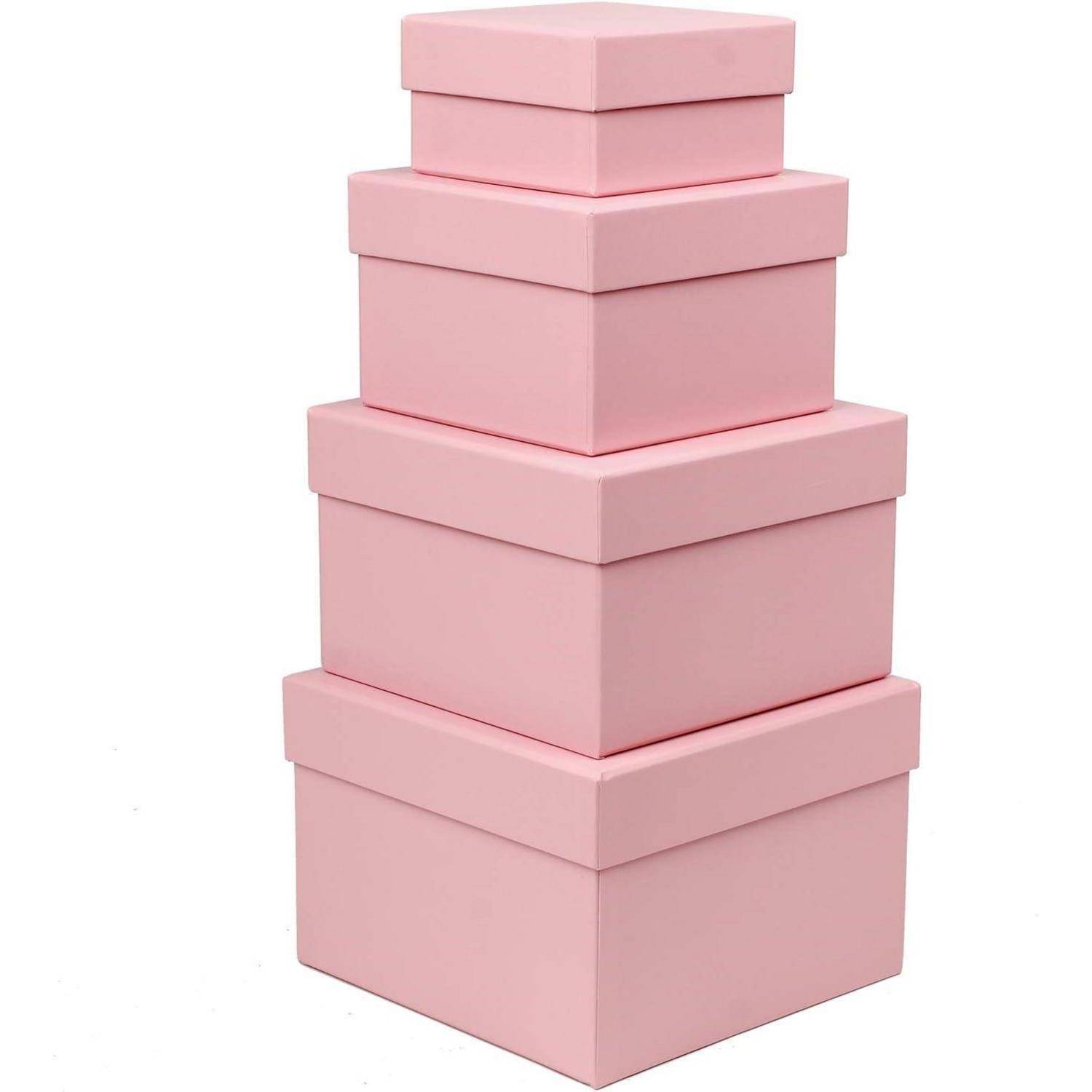 Vier rosa, quadratische Geschenkboxen, von größter zu kleinster gestapelt.
