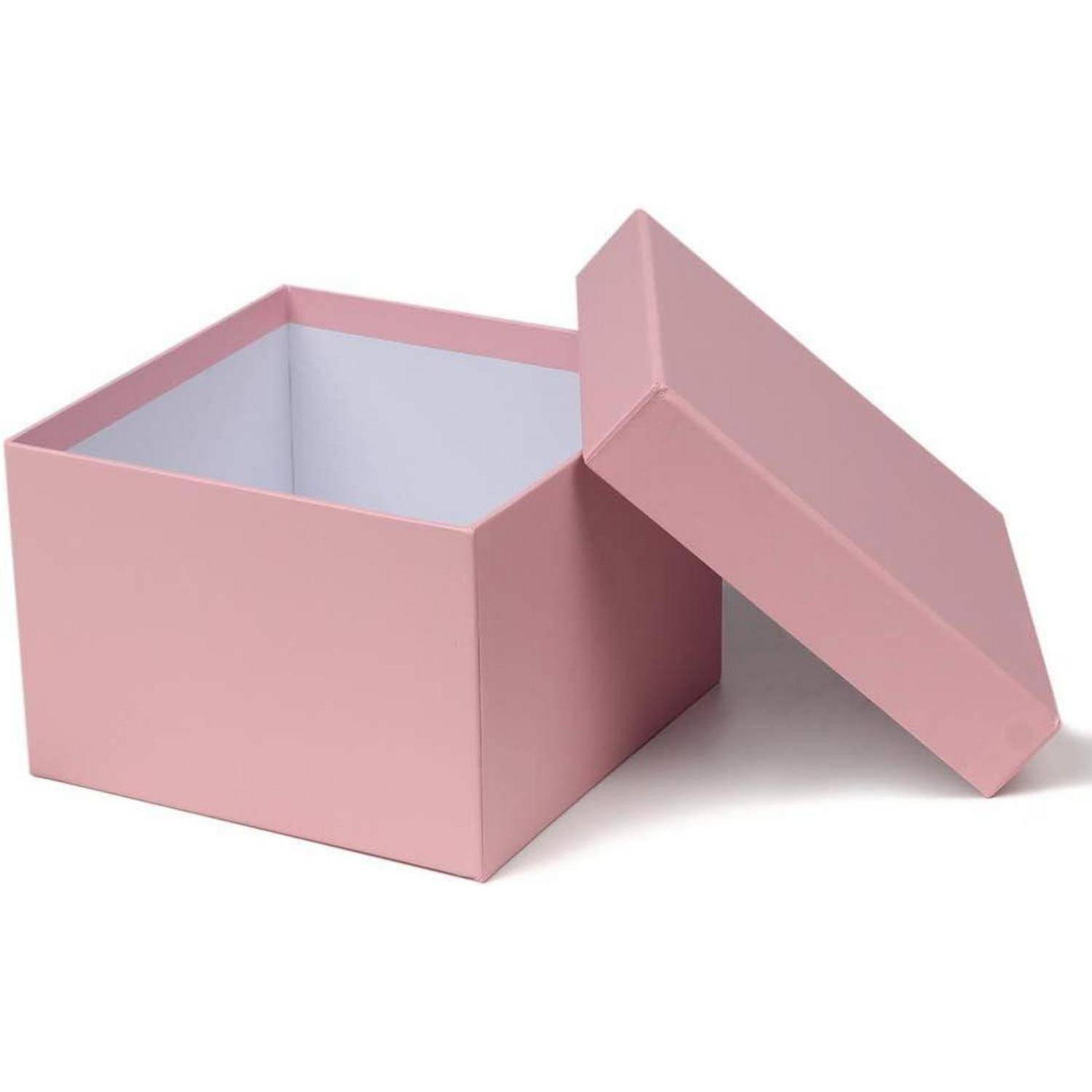 Eine rosa, offene Geschenkbox mit einem abgenommenen Deckel, der daneben liegt. Das Innere der Box ist weiß und bildet einen Kontrast zu ihrer Außenseite.