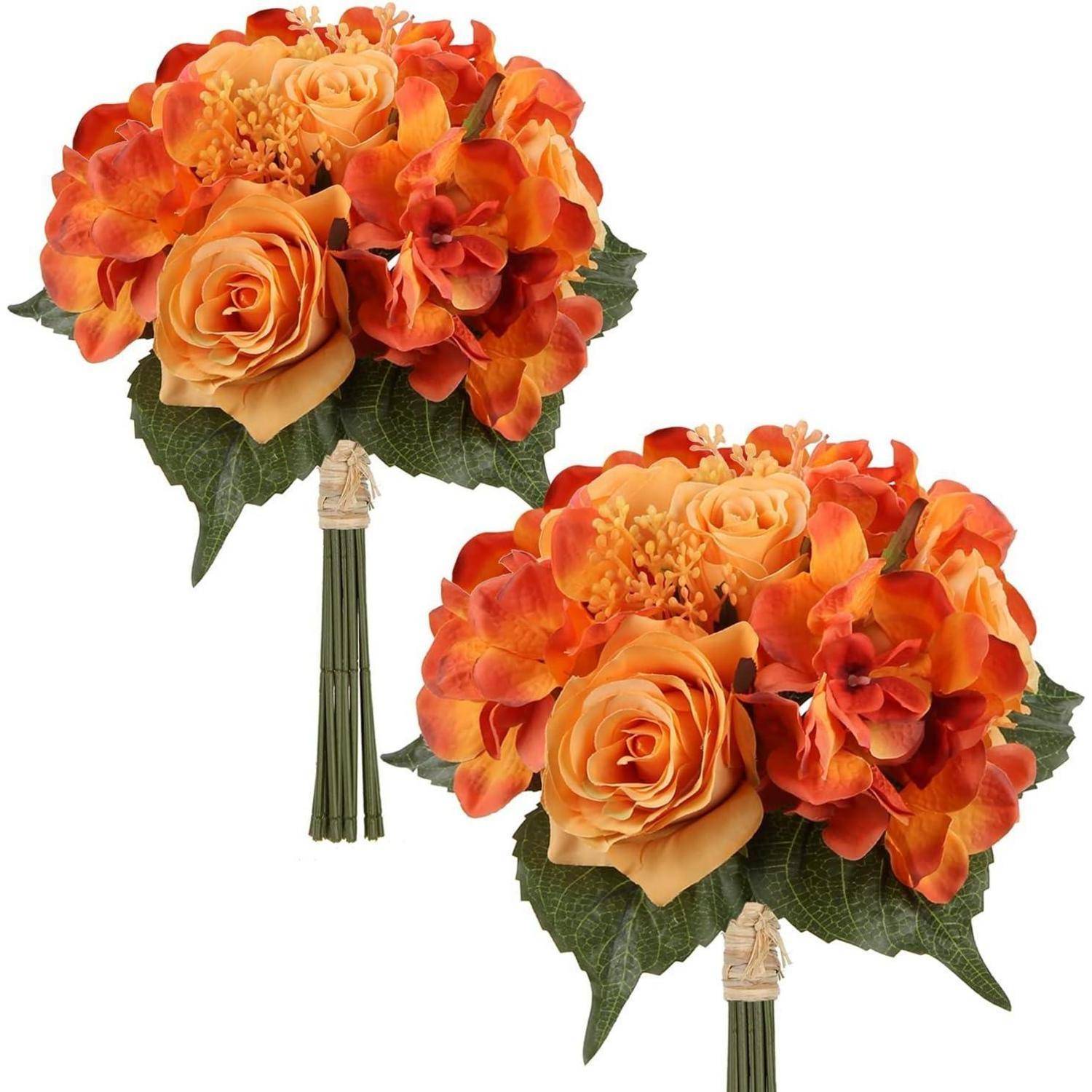 Zwei Blumensträuße aus orangefarbenen und pfirsichfarbenen Blumen, darunter Rosen und Hortensien, mit grünen Blättern und Stängeln zusammengebunden, die ein herbstliches Thema kreieren.