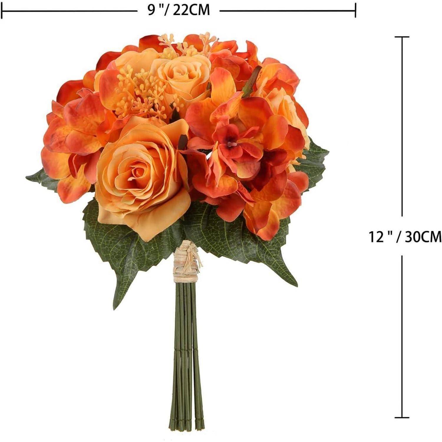 Ein Blumenstrauß aus orangen und gelben Blumen, einschließlich Rosen und Hortensien, mit einer Abmessung von 9
