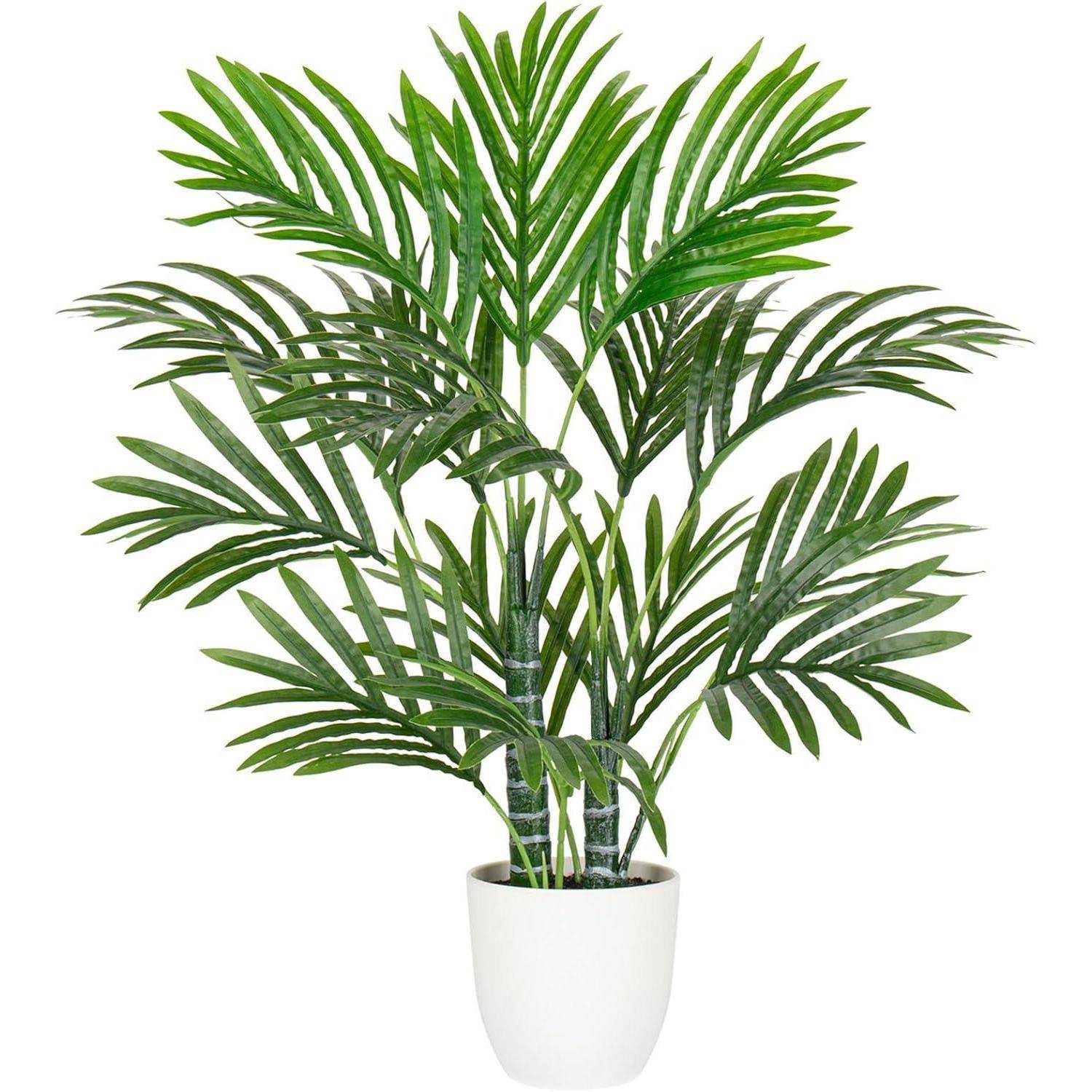 Eine künstliche Palme in einem Topf mit üppig grünen Blättern steht in einem weißen Blumentopf.