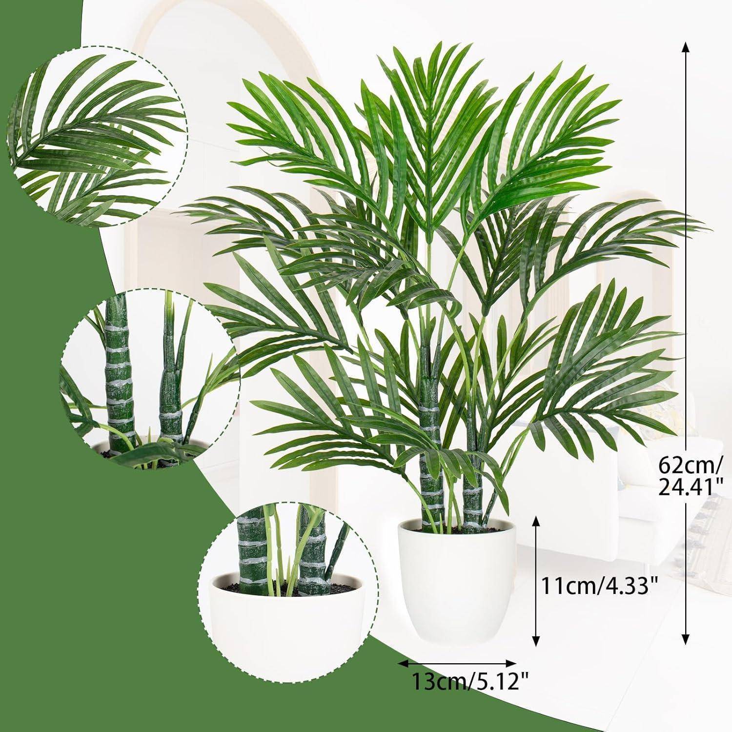Eine dekorative Palme für den Innenbereich in einem weißen Topf; Nahaufnahmen zeigen Details der Blätter und Textur des Stammes. Abmessungen: 62 cm hoch, 13 cm Topfdurchmesser.