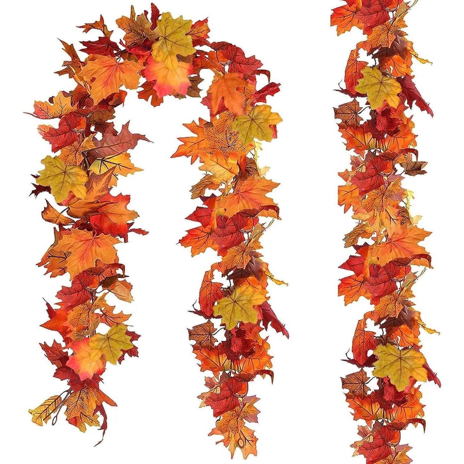 Herbstliche Girlande mit lebhaften roten, orangefarbenen und gelben Ahornblättern.