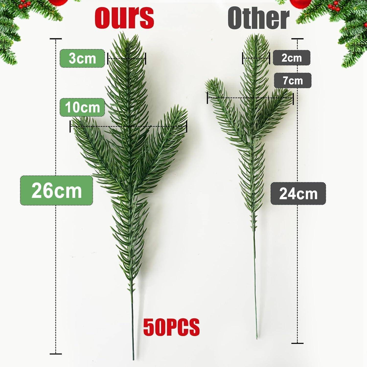 Vergleich zweier künstlicher Kiefernzweige: 'Unserer' ist 26 cm hoch mit 3 Ebenen (3 cm, 10 cm), 'Der andere' ist 24 cm hoch mit 2 Ebenen (2 cm, 7 cm). Packung mit 50 Stück.