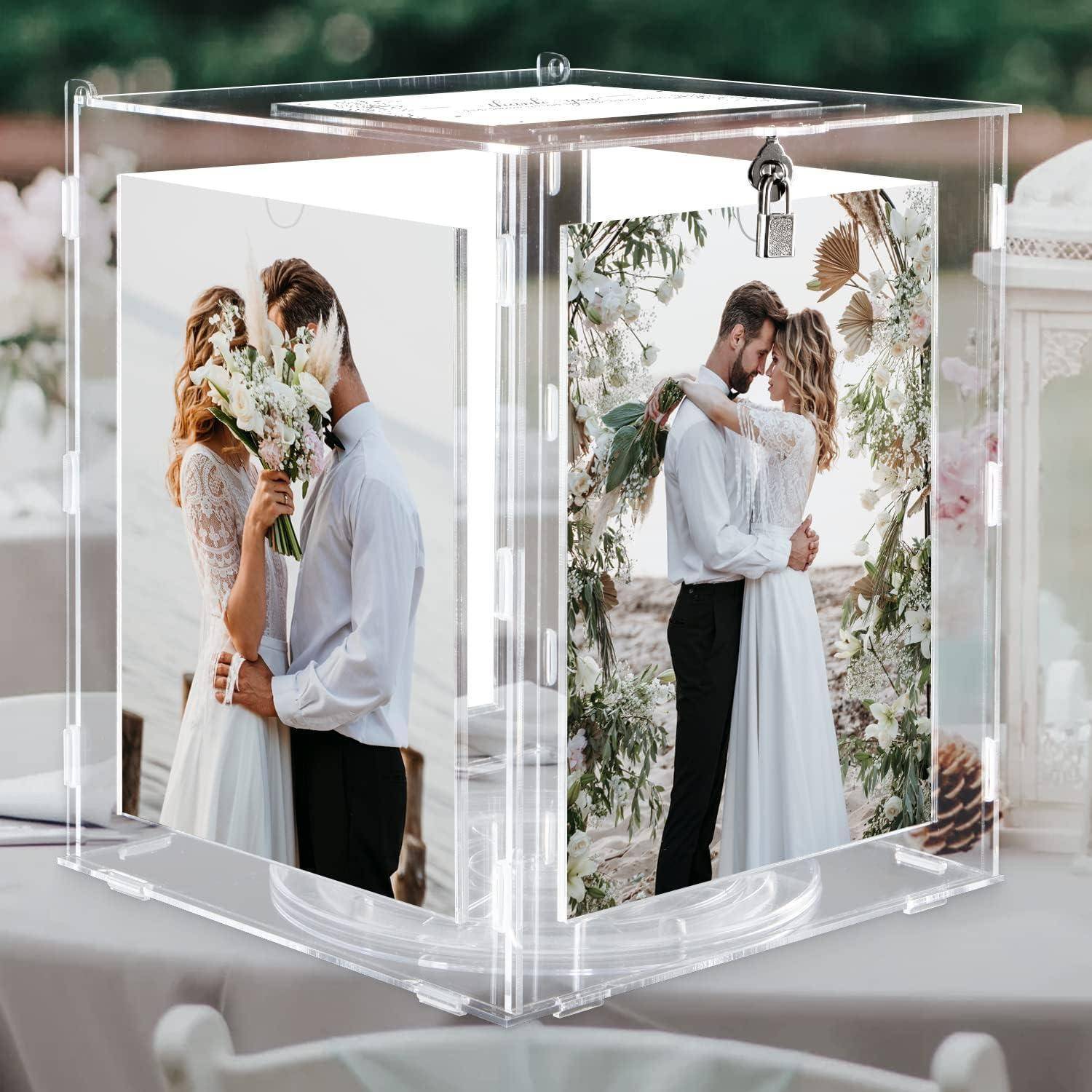 Eine durchsichtige Box mit Hochzeitsfotos eines Paares, das sich sanft umarmt, auf einem Tisch platziert.