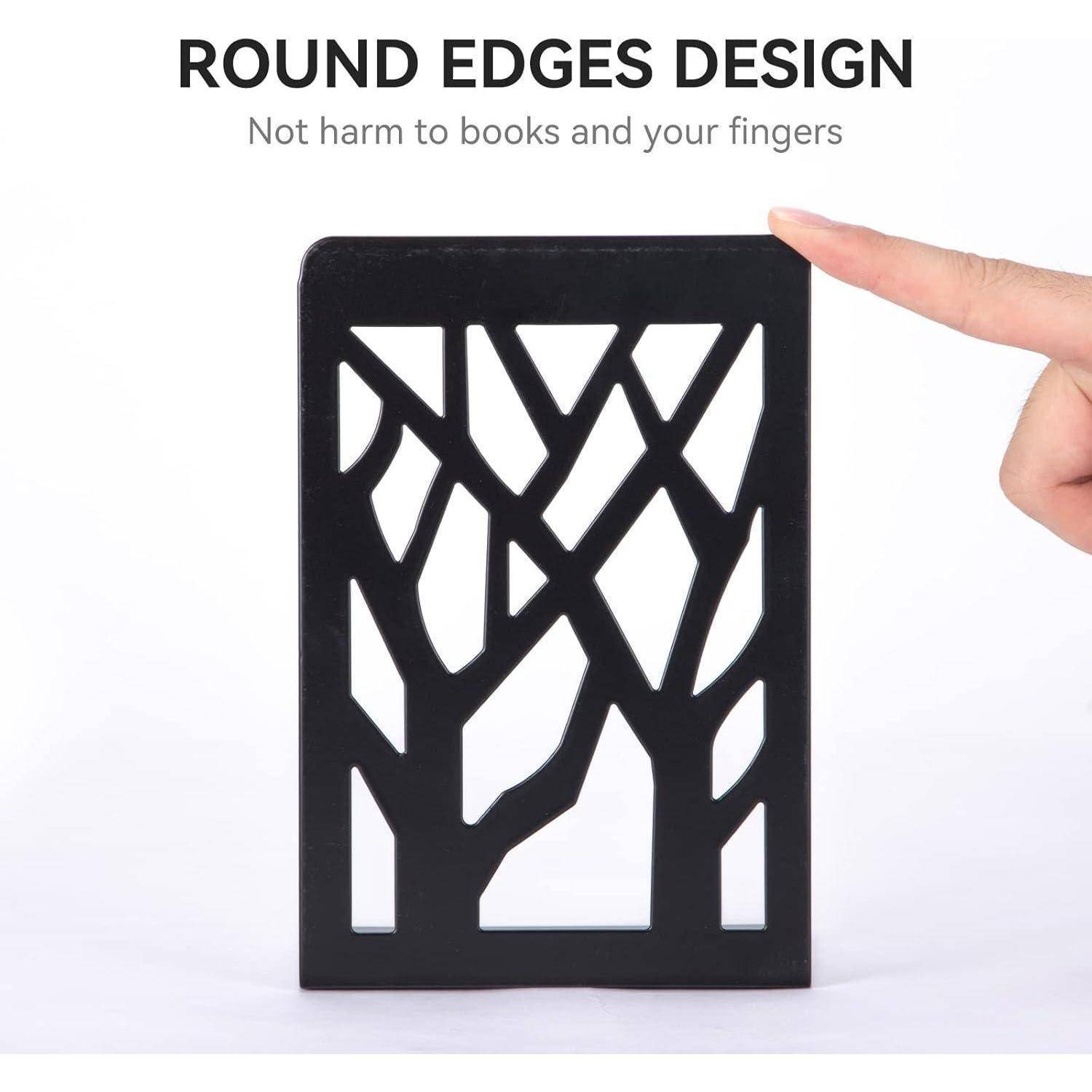 Design-Buchstütze mit abgerundeten Kanten, auf die mit einem Finger gezeigt wird. Schwarze geometrische Form, mit dem Hinweis: 'Keine Verletzungsgefahr für Bücher und Ihre Finger.