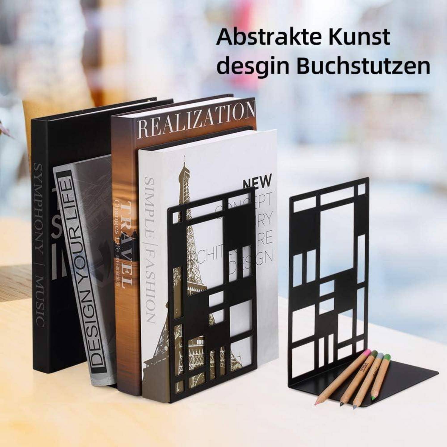 Bücher, organisiert zwischen abstrakten Kunst-Metallbuchstützen mit Stiftehalter. Hintergrundtext auf Deutsch: 'Abstrakte Kunst Design Buchstützen'.