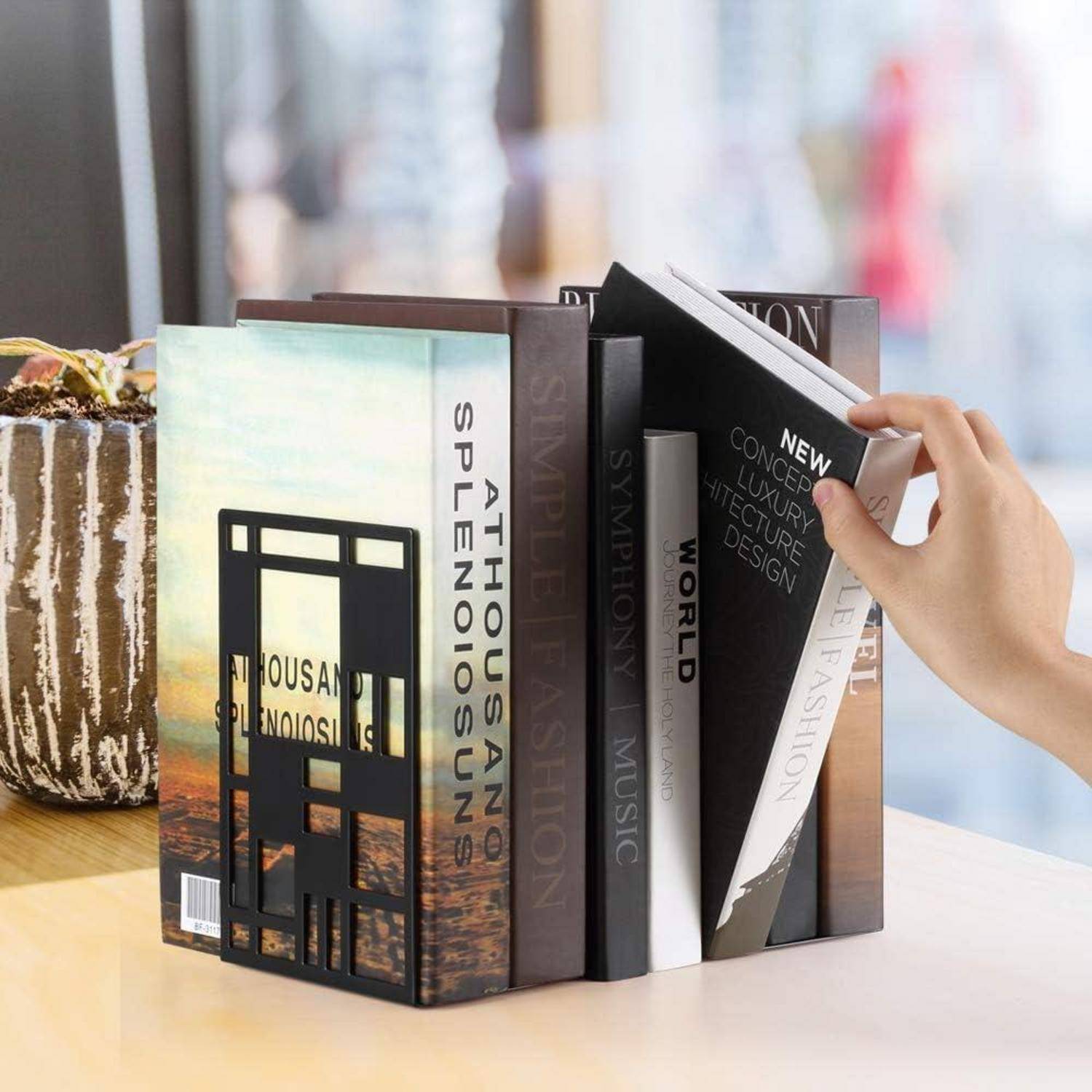 Hand hält ein Buch mit dem Titel 