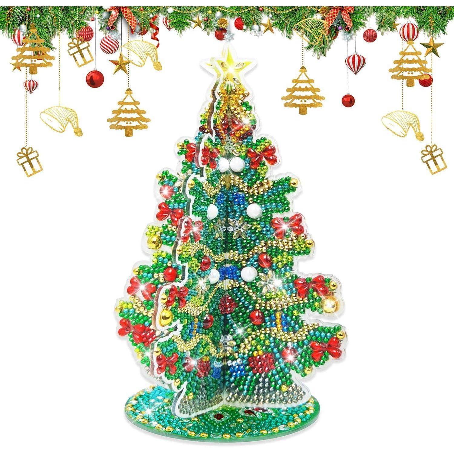 Ein bunter Weihnachtsbaum, geschmückt mit roten Schleifen, Christbaumkugeln und einem gelben Stern an der Spitze. Darüber festliche Girlanden und hängende Schmuckstücke.