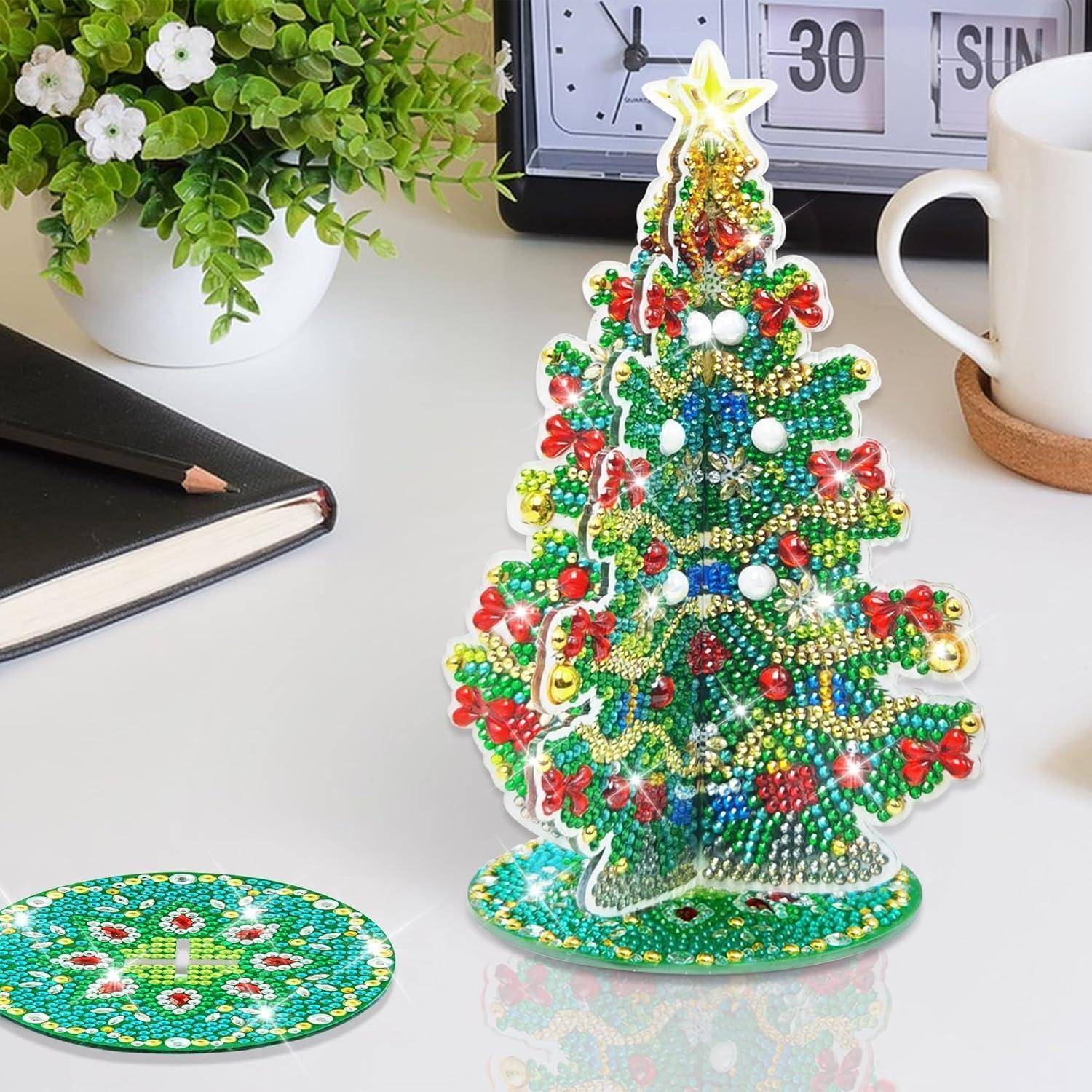 Ein mit Perlen geschmückter Mini-Weihnachtsbaum dekoriert einen Tisch neben einer Zimmerpflanze, einer Uhr, die 