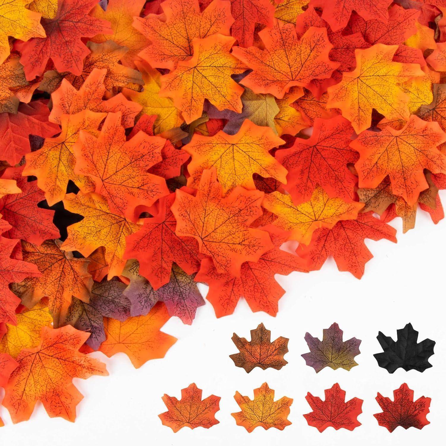 Eine Sammlung von bunten, künstlichen Ahorblättern in Schattierungen von Rot, Orange, Gelb und Braun, die Herbstlaub nachempfinden.