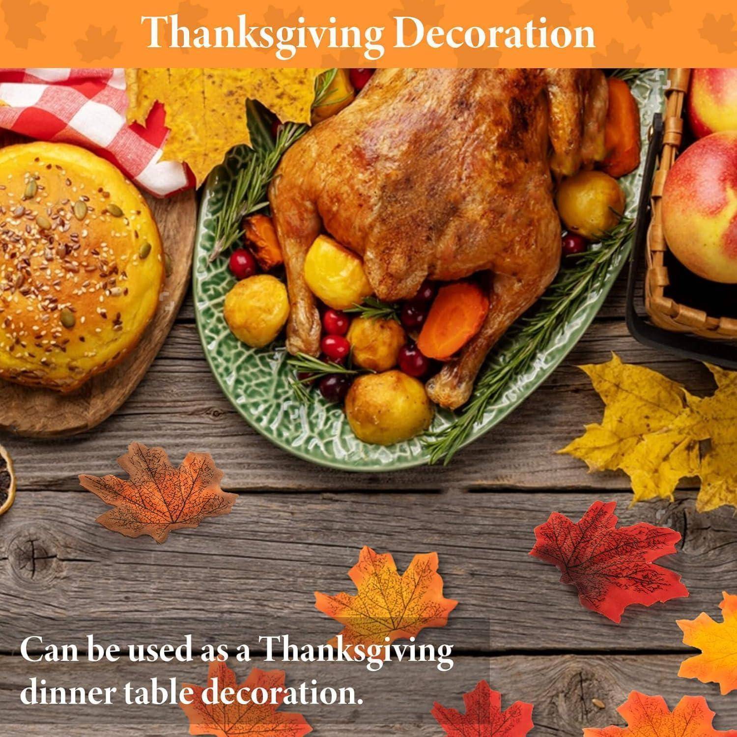 Gebratene Pute auf einer Servierplatte mit Früchten, umgeben von Brot und Herbstblättern auf einem Holztisch. Text: 'Thanksgiving-Dekoration'.