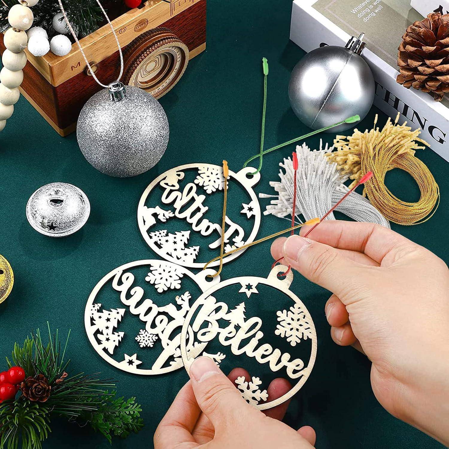 Hände, die Christbaumkugeln mit dem Wort 