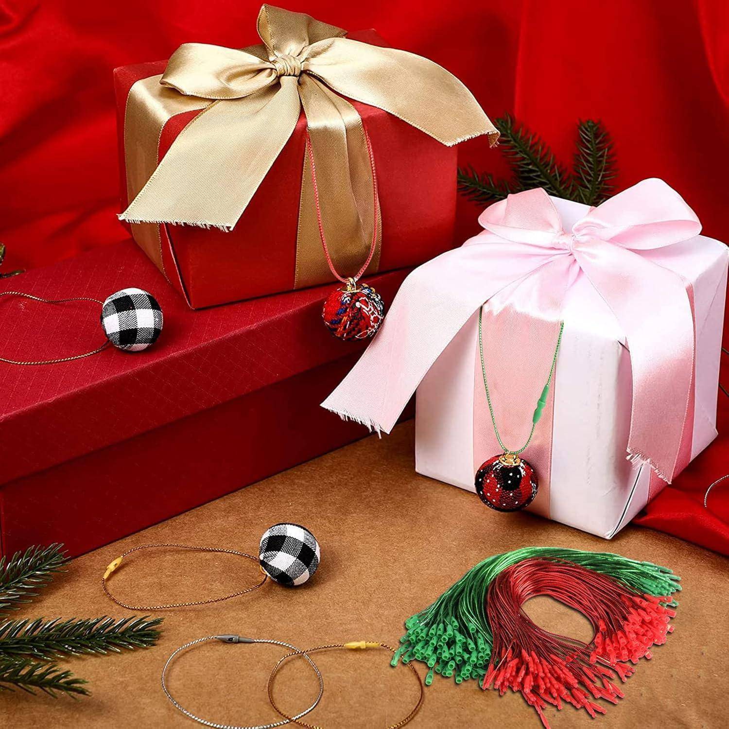 Verschiedene eingepackte Geschenke mit Schleifen und Karomustern sind mit festlichen grünen und roten geflochtenen Schnüren angeordnet und deuten auf eine Feiertagsatmosphäre hin.