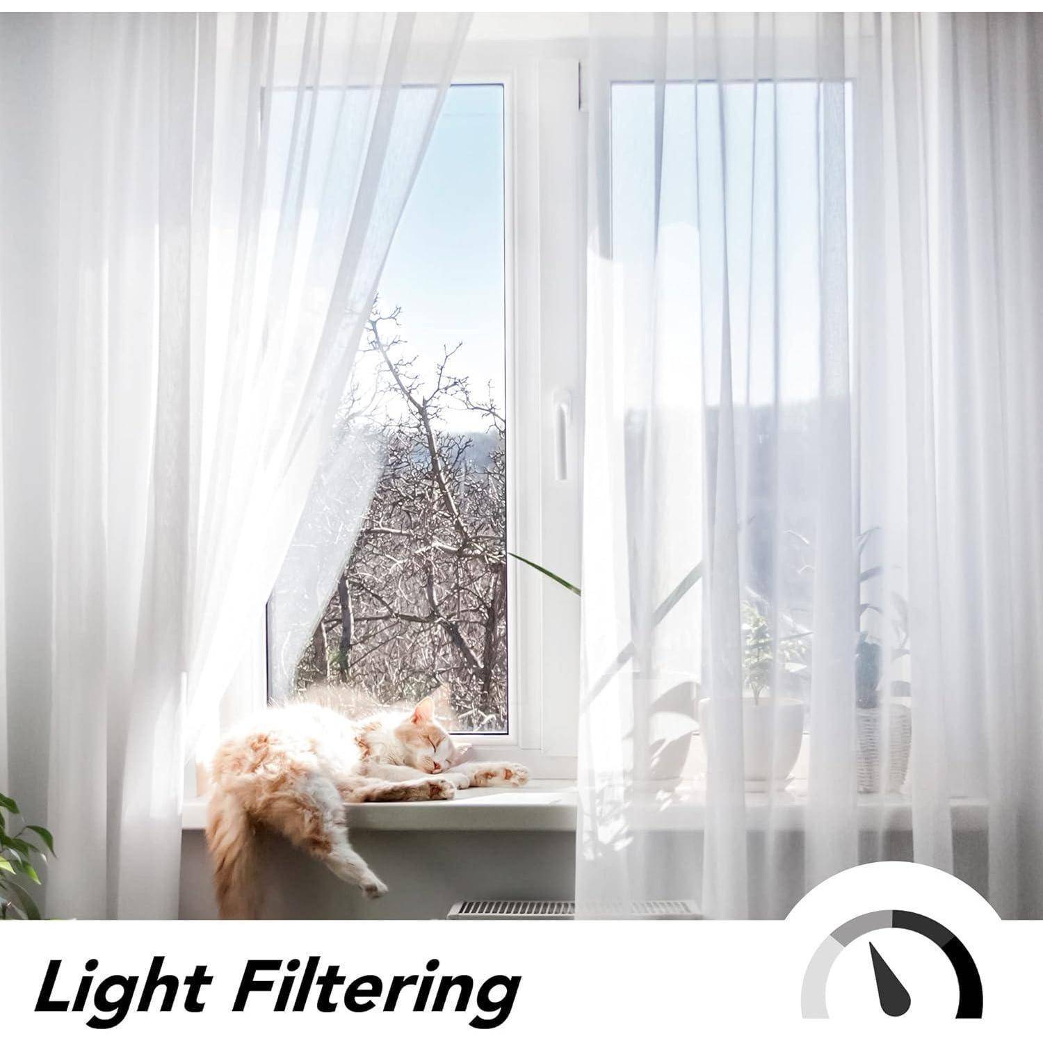 Eine Katze döst auf einem Fenstersims mit transparenten Gardinen, während Sonnenlicht hindurchfällt. Text lautet: 