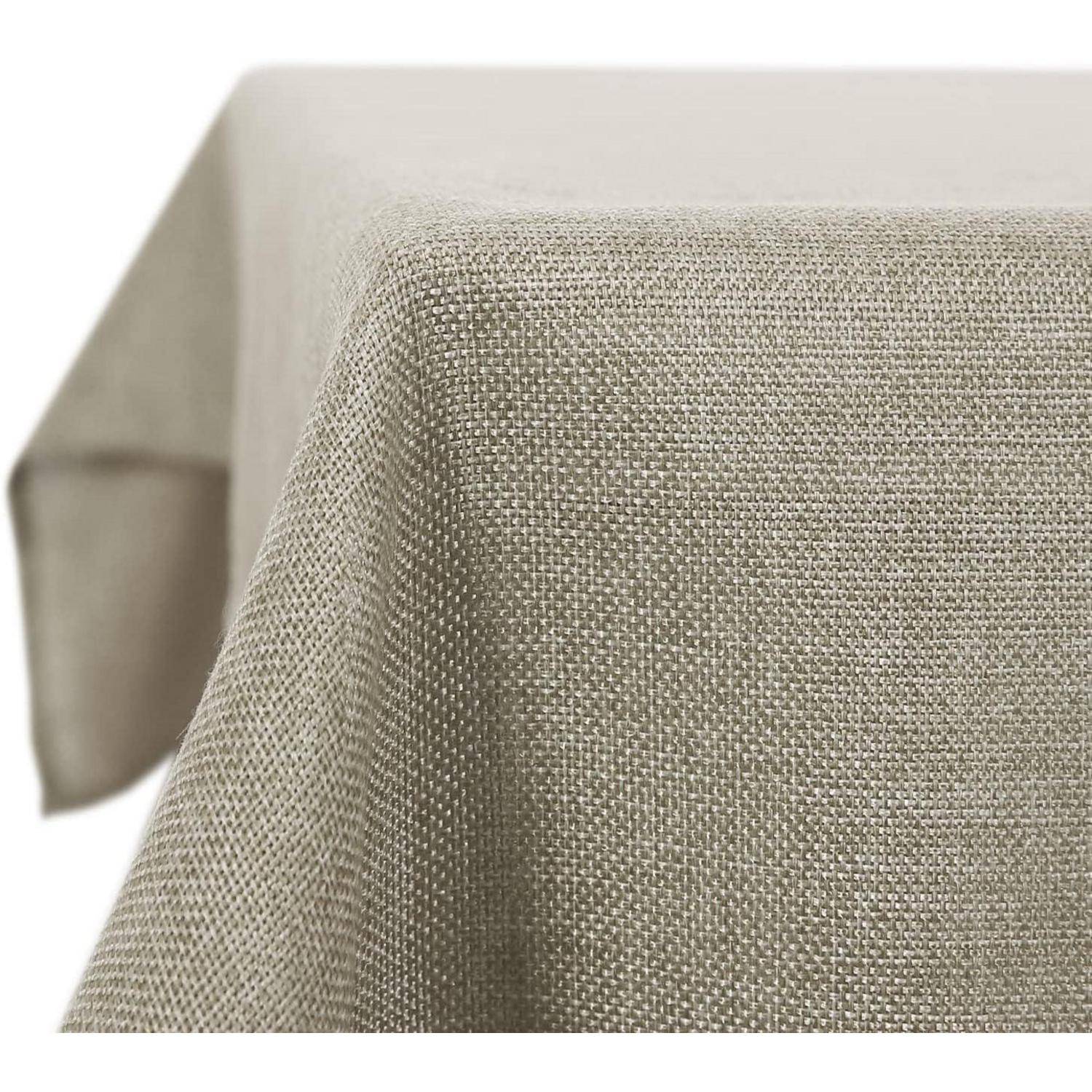 Ein beiger Tischdecke mit einem strukturierten Gewebe ist über eine Tischecke drapiert und betont seinen weichen Fall und subtiles Webmuster.