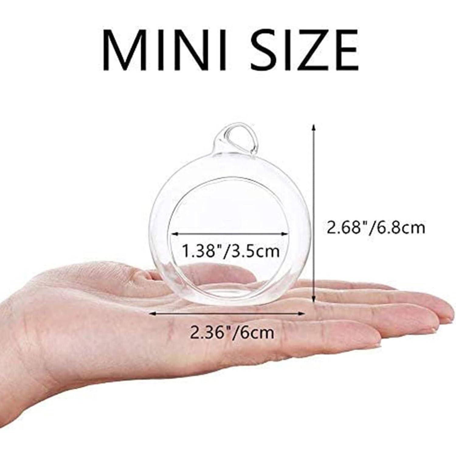 Eine Hand hält ein kleines transparentes kugelförmiges Objekt, das mit 