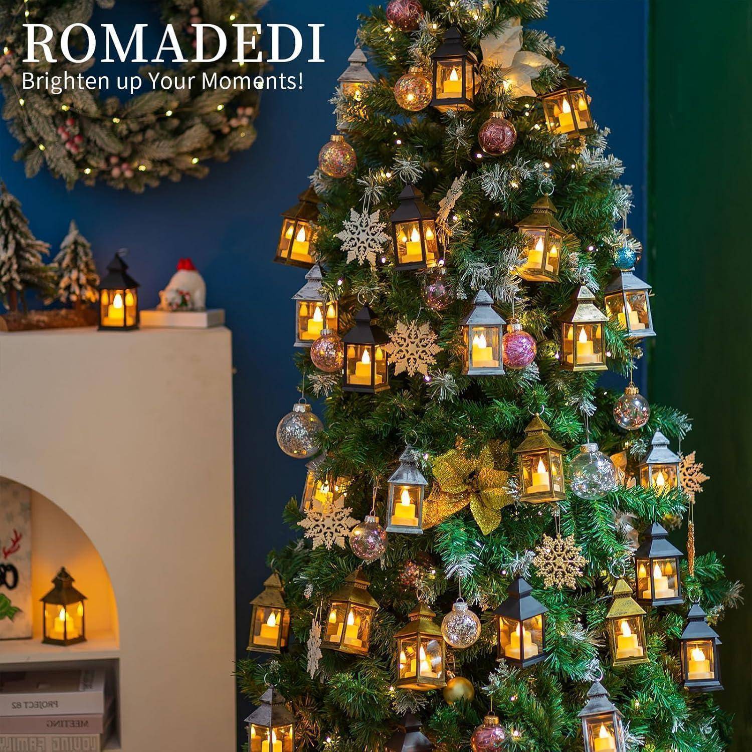 Ein Weihnachtsbaum, geschmückt mit leuchtenden Laternen und Weihnachtsschmuck, steht in einem Raum. An der Wand hängt ein Kranz. Der Text lautet: 
