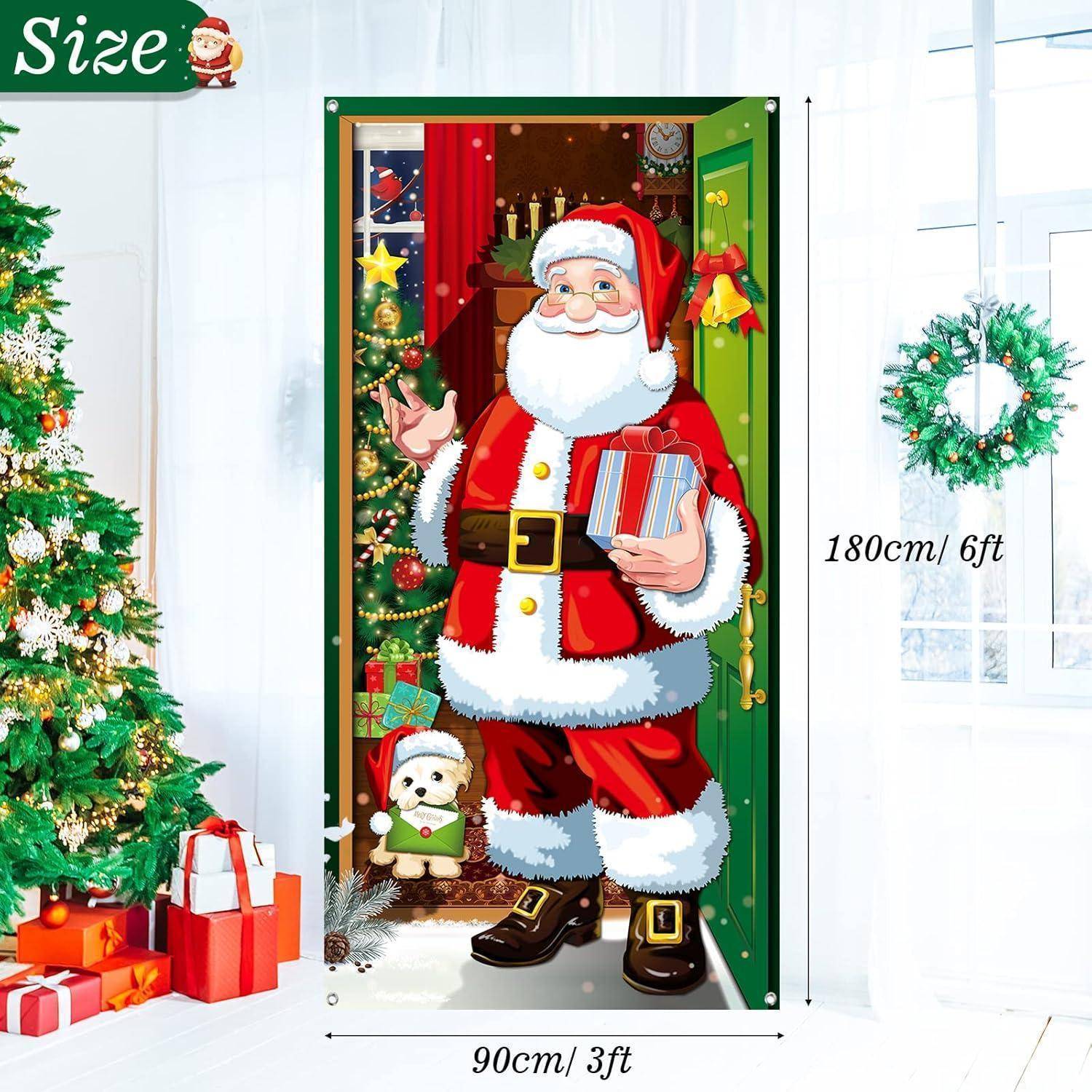 Eine festliche Türverkleidung mit dem Weihnachtsmann, der ein Geschenk hält und von weihnachtlicher Dekoration umgeben ist. Die Verkleidung ist 180 cm hoch und 90 cm breit.