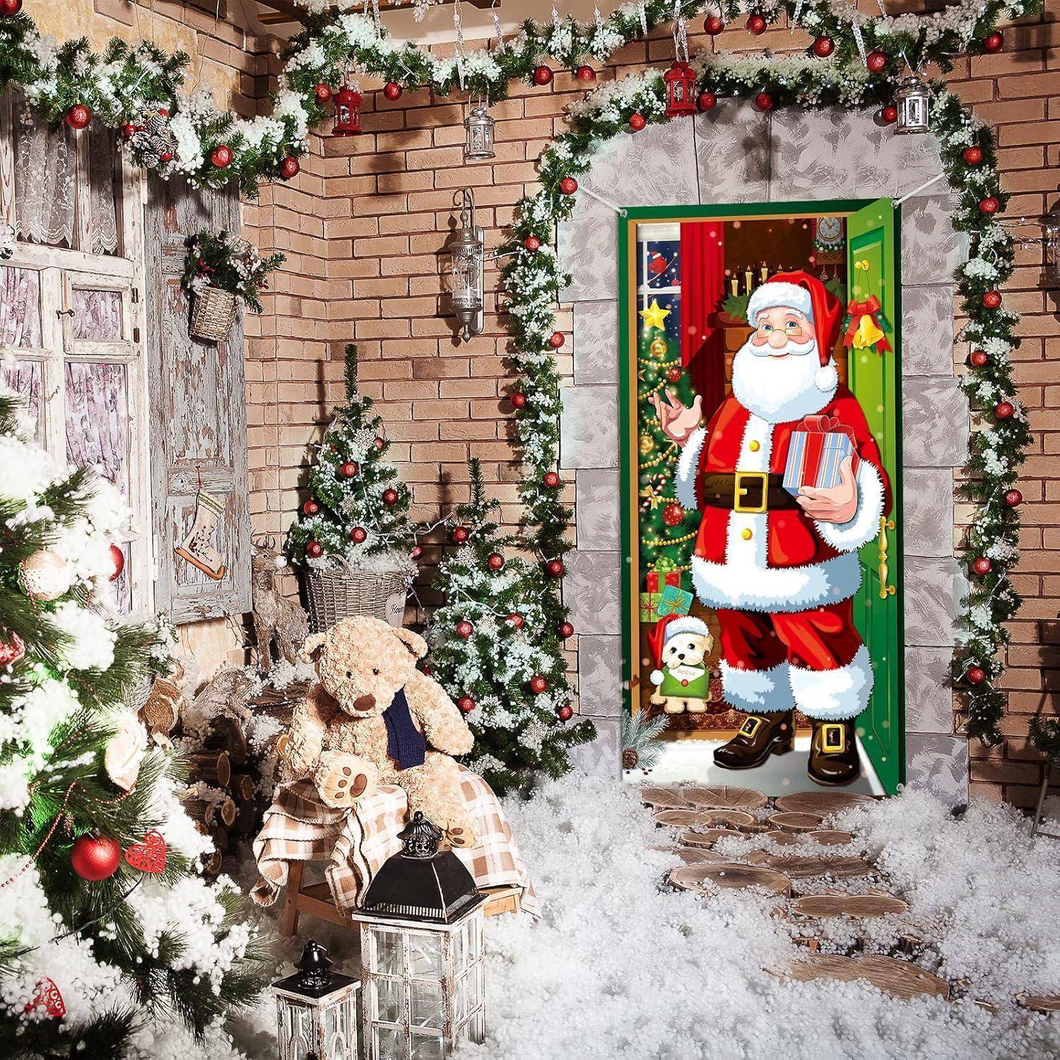Der Weihnachtsmann steht an einer offenen Tür und hält ein Geschenk. Die Szene ist geschmückt mit Schnee, Girlanden und einem Weihnachtsbaum mit Lichtern.