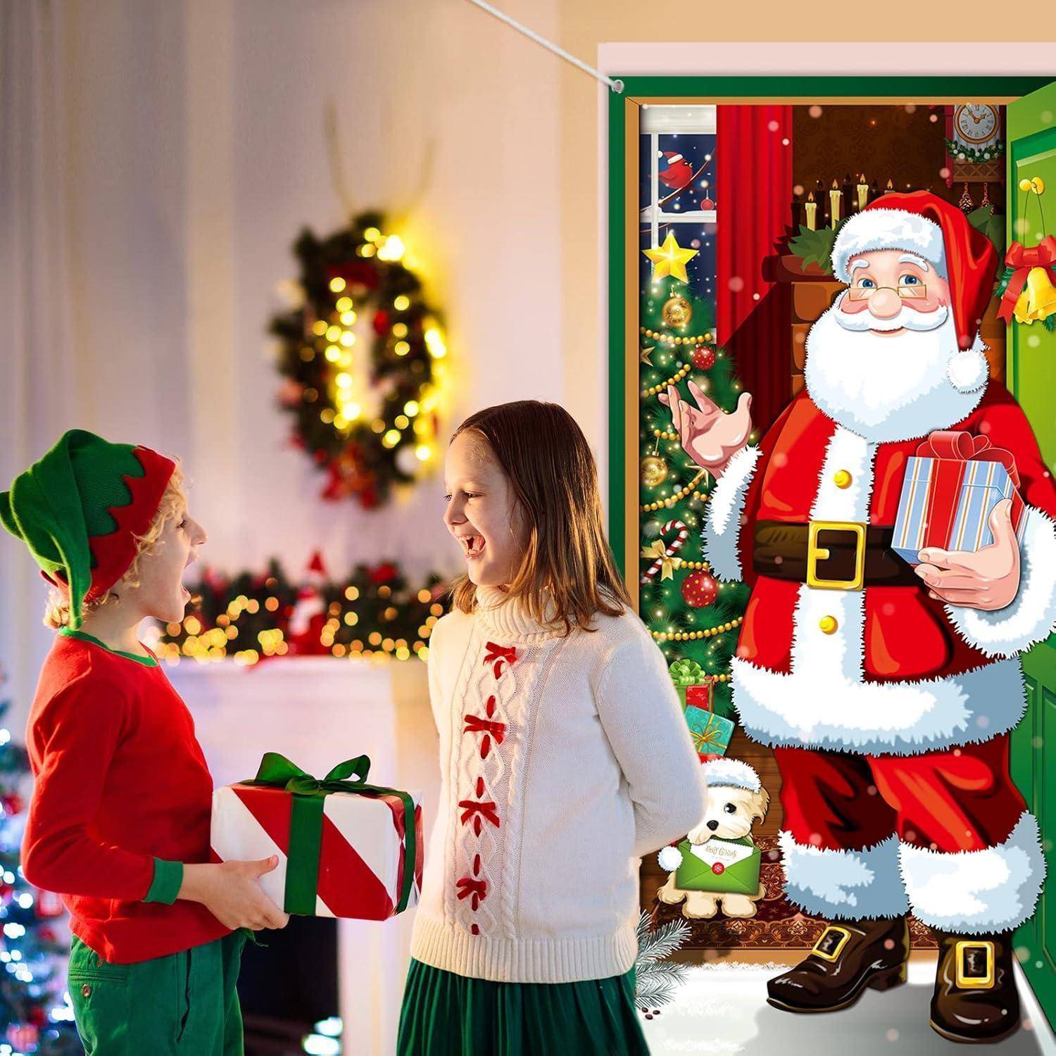 Ein Kind hält ein Geschenk, während es in einem festlich geschmückten Raum mit Weihnachtsdekoration und einer Pappaufstellung von Santa Claus steht und damit eine freudige Atmosphäre schafft.