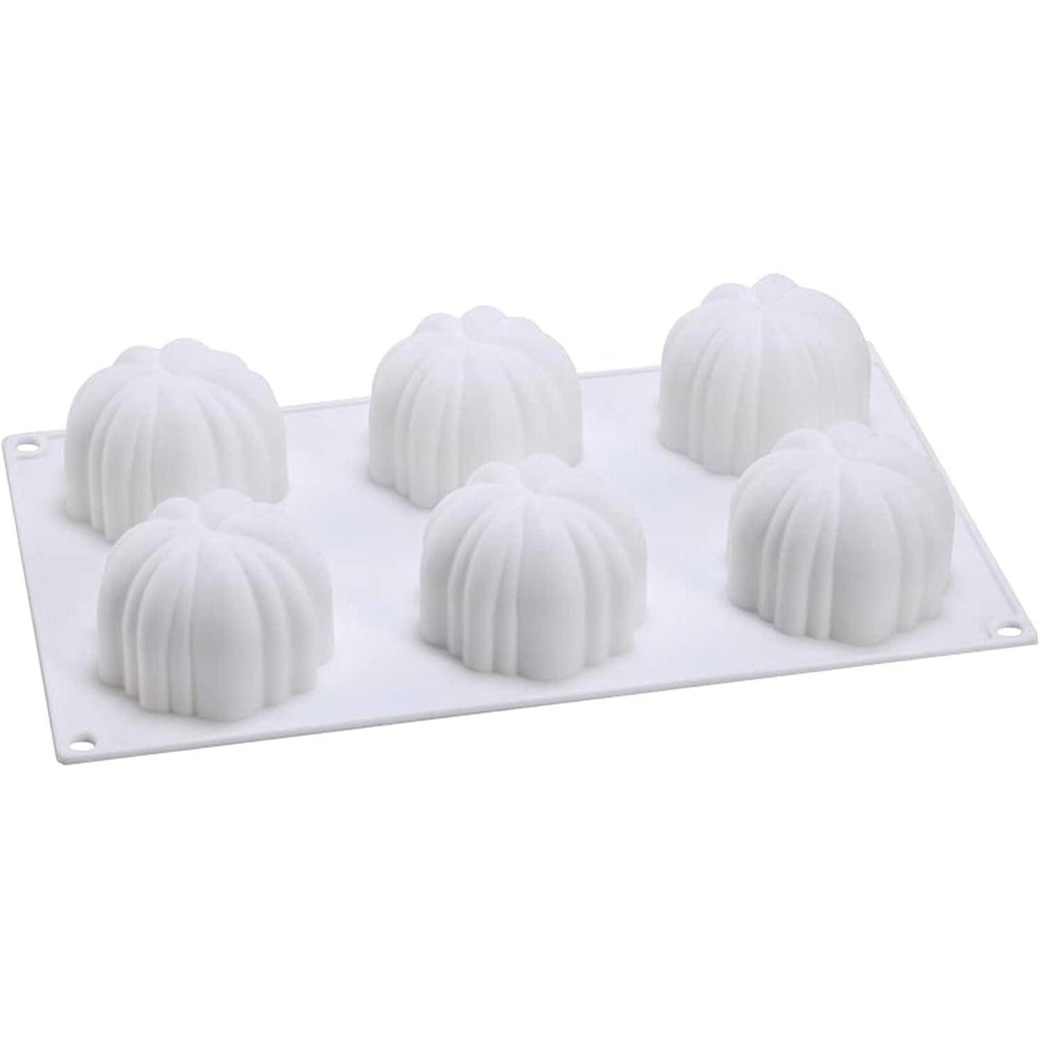 Eine weiße Silikonform mit sechs Vertiefungen, die jeweils wie eine abgerundete, geriffelte Kuppel geformt sind und häufig zum Herstellen von Gebäck oder Desserts verwendet wird.