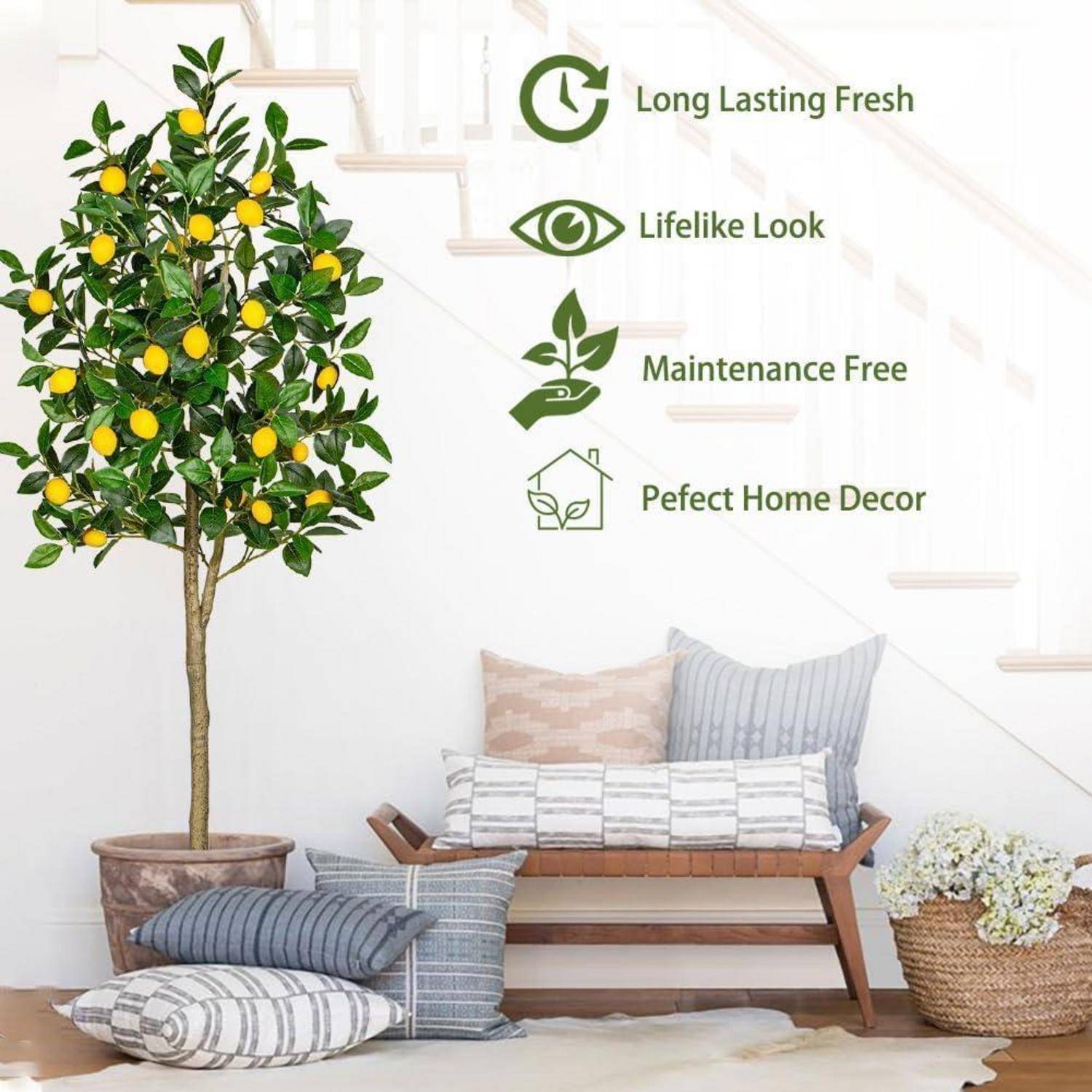 Künstlicher Zitronenbaum im Topf mit leuchtend gelben Zitronen neben einer Treppe. Texthervorhebungen: 'Langanhaltend Frisch', 'Naturgetreues Aussehen', 'Pflegeleicht', 'Perfekte Heimdekoration'.