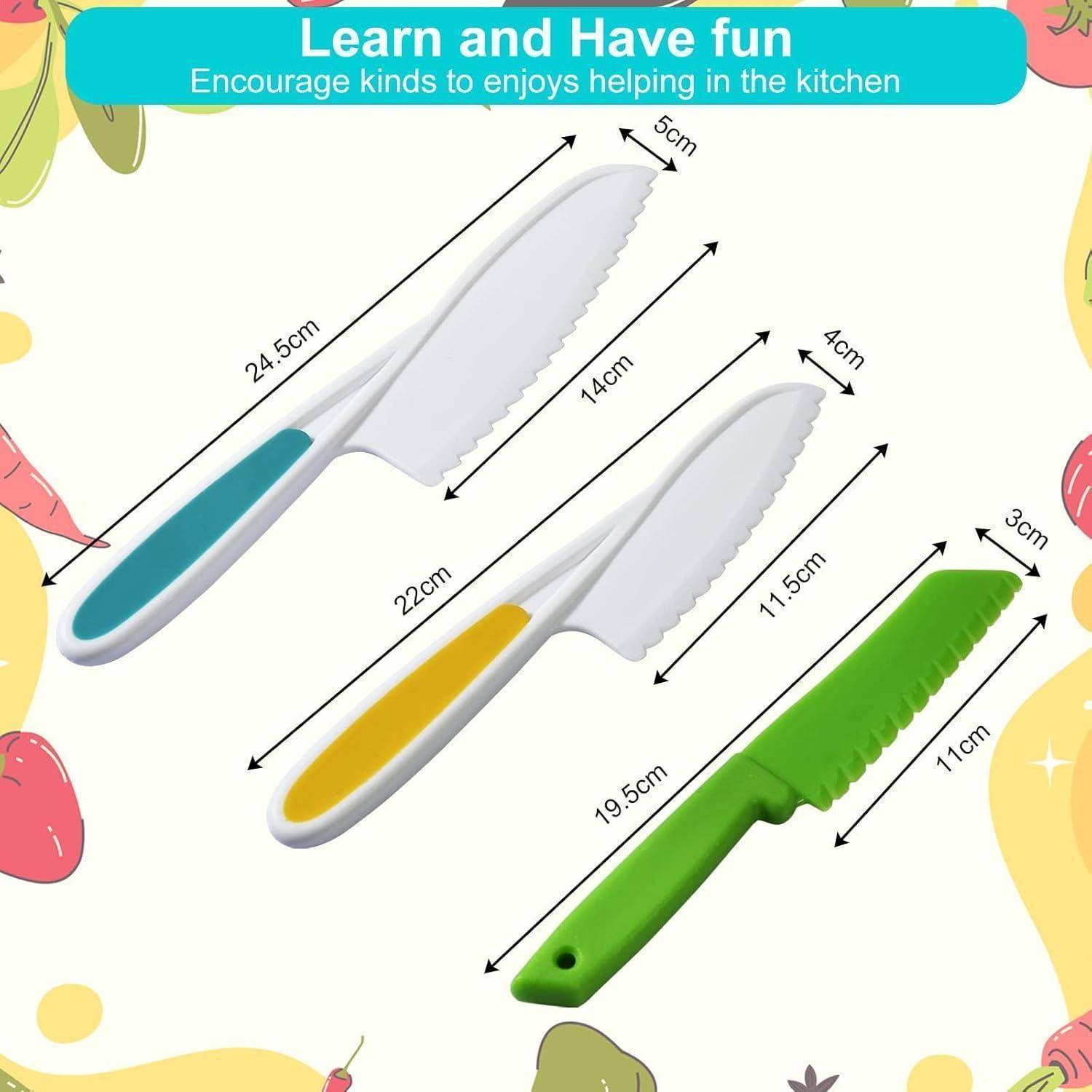 Drei kindgerechte Messer in verschiedenen Größen (24,5 cm, 22 cm, 19,5 cm), mit bunten Griffen für Hilfe in der Küche, auf einem verspielten Hintergrund.