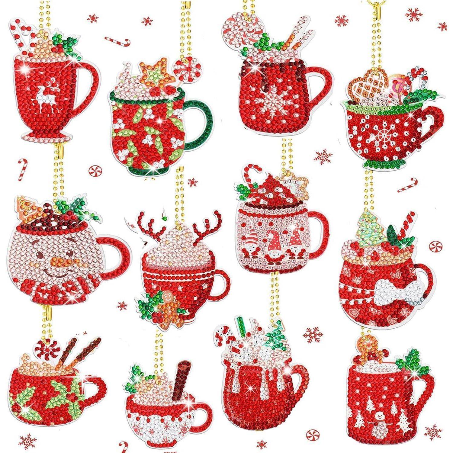 Eine Auswahl festlicher Tassen mit Weihnachtsmotiven, darunter Rentiere, Zuckerstangen und Schneeflocken. Jede Tasse enthält verschiedene Feiertagsgetränke.