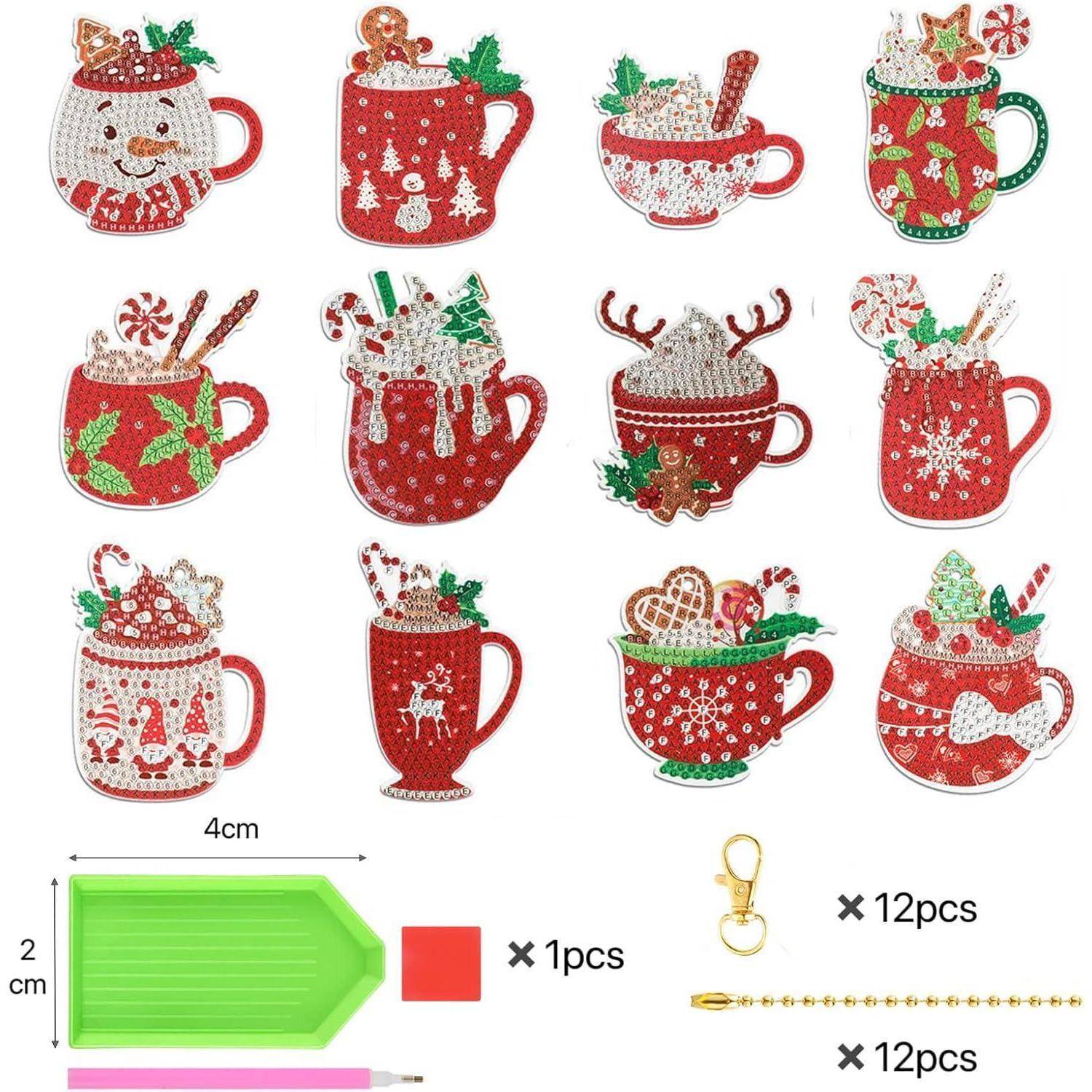 Eine Sammlung von 12 dekorativen Weihnachts-Motiv-Aufklebern für Trinkschokolade-Becher mit festlichen Designs. Enthält Werkzeuge zur Anwendung wie einen Stift und ein Tablett.