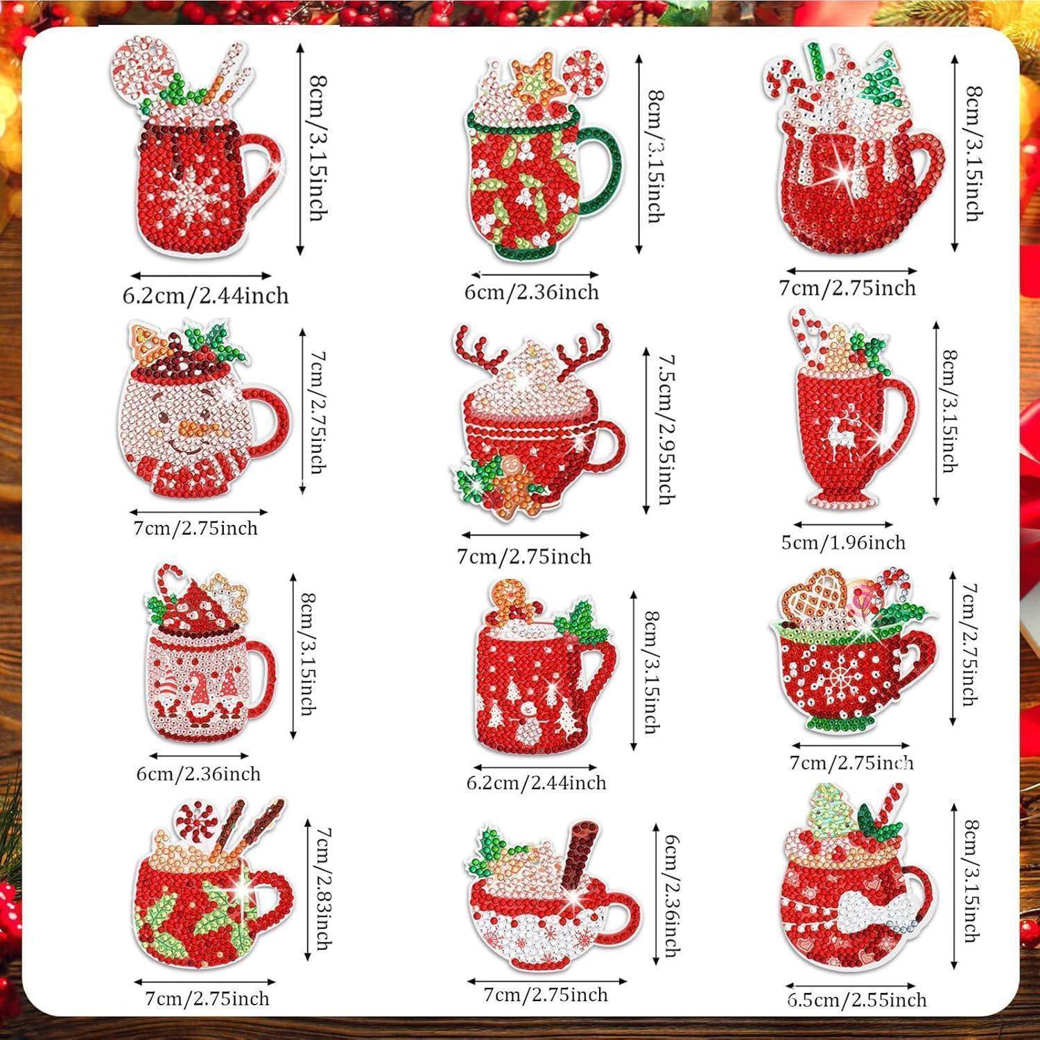 Zwölf Urlaubs-Tassen, die mit festlichen Motiven wie Zuckerstangen, Weihnachtsschmuck und Rentier-Designs verziert sind, vor einem weißen Hintergrund.