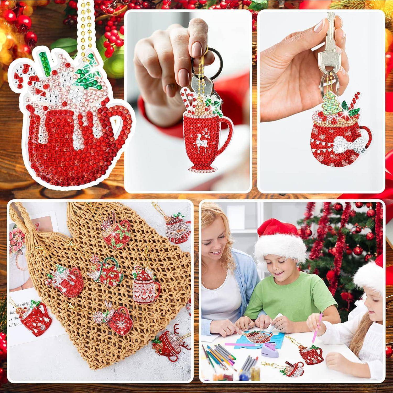 Handgefertigte Weihnachts-Schlüsselanhänger und Dekorationen, darunter perlenverzierte Tassen mit Zuckerstangen, gezeigt in Gebrauch und auf einer gewebten Tasche, mit Familie beim Basteln in weihnachtlicher Atmosphäre.